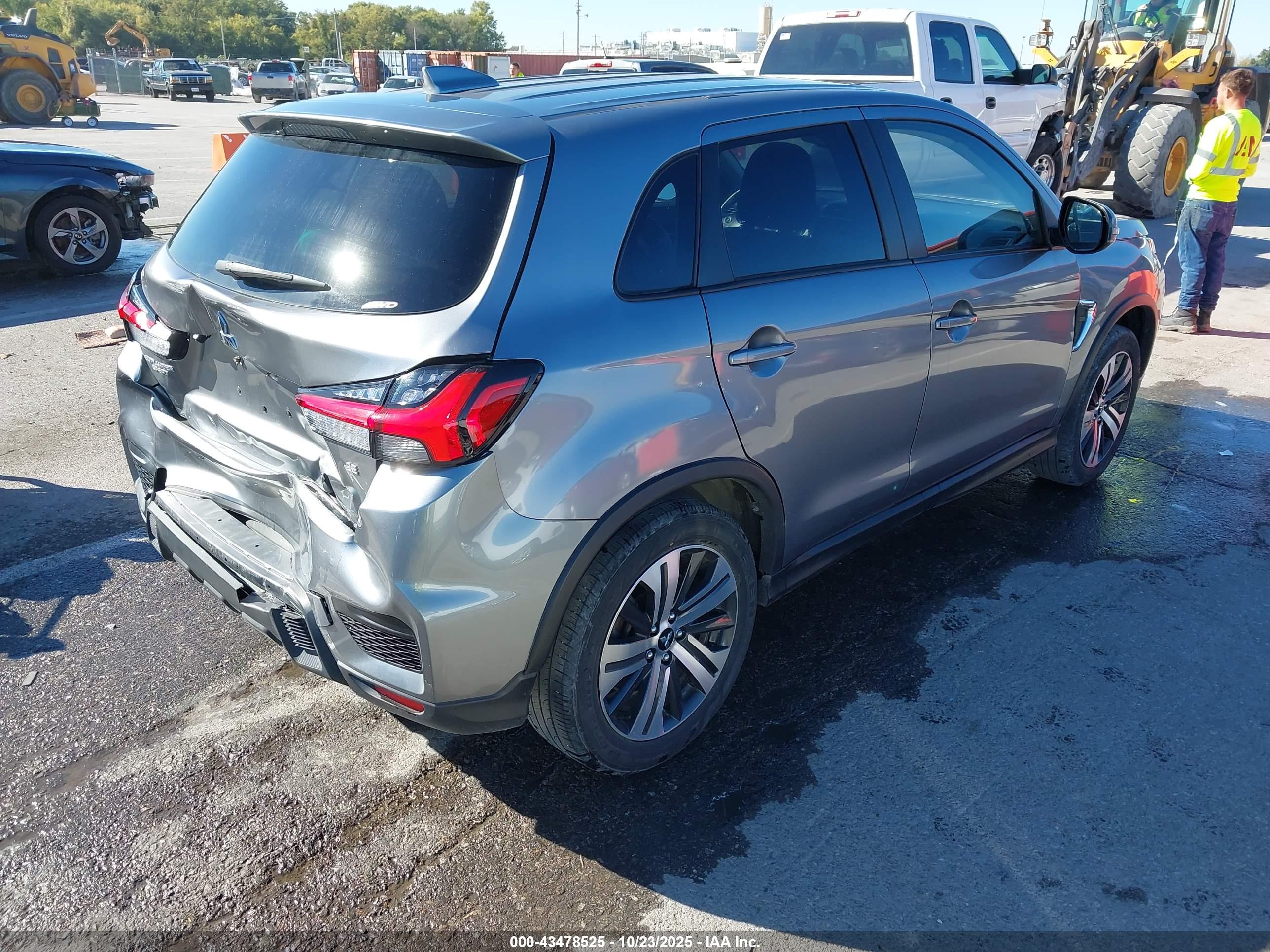 MITSUBISHI OUTLANDER image 4
