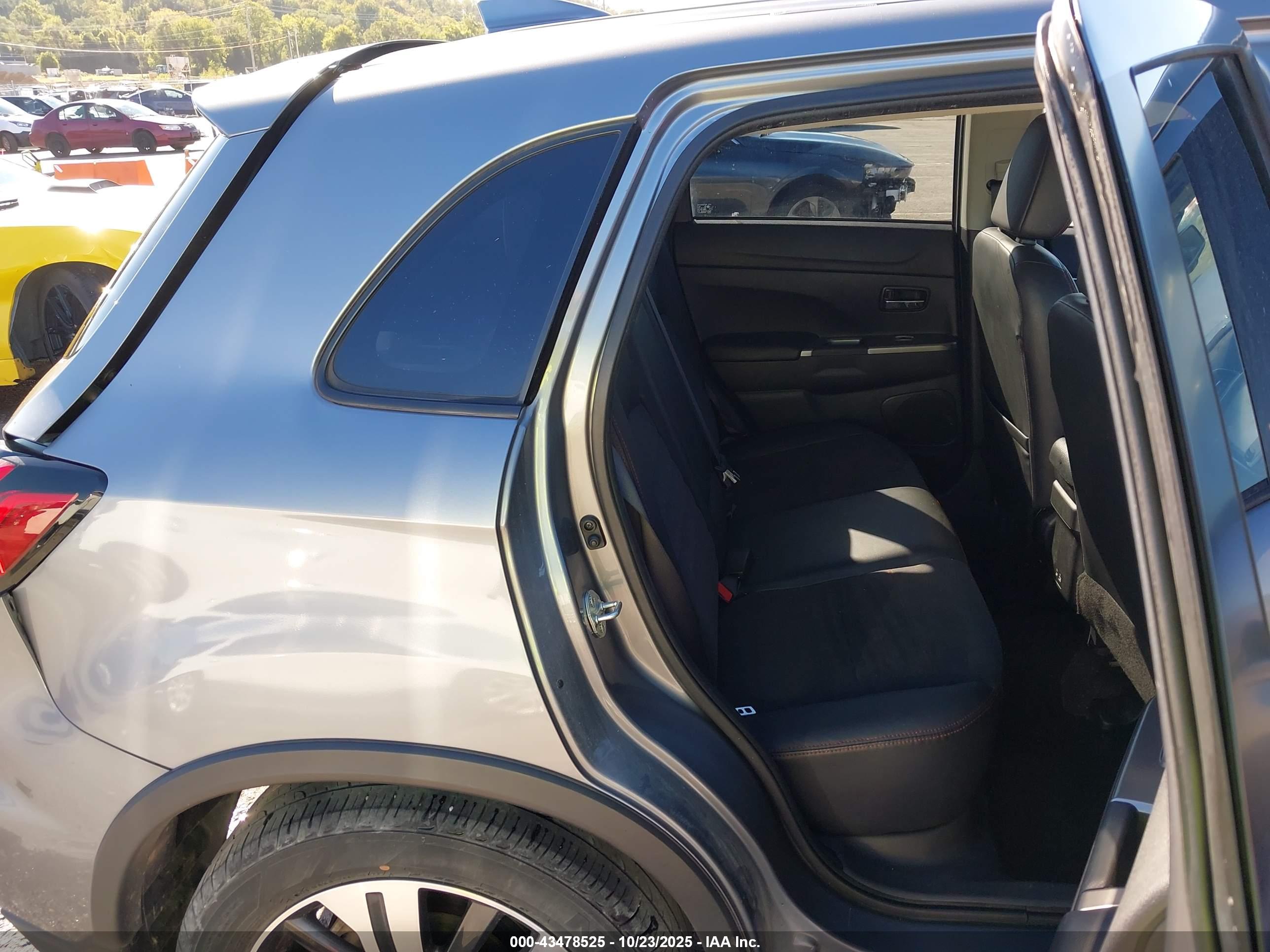 MITSUBISHI OUTLANDER image 8