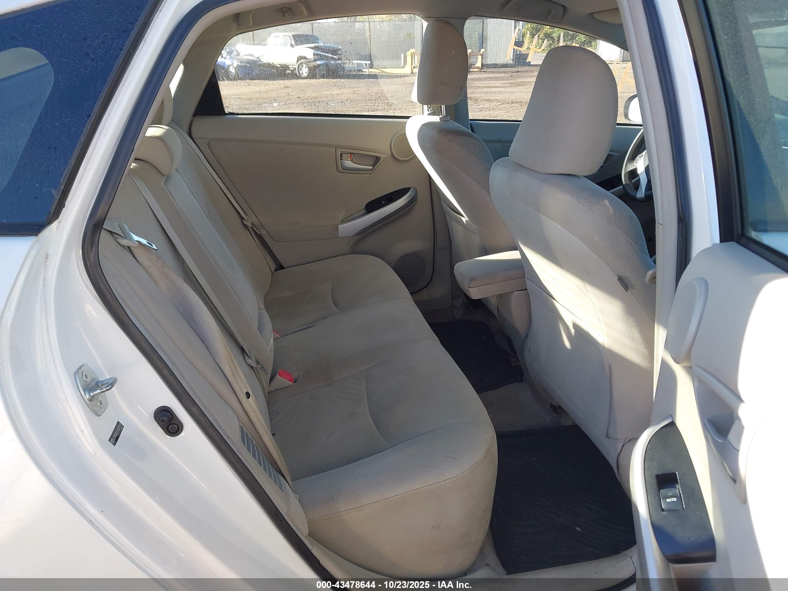 TOYOTA PRIUS image 8
