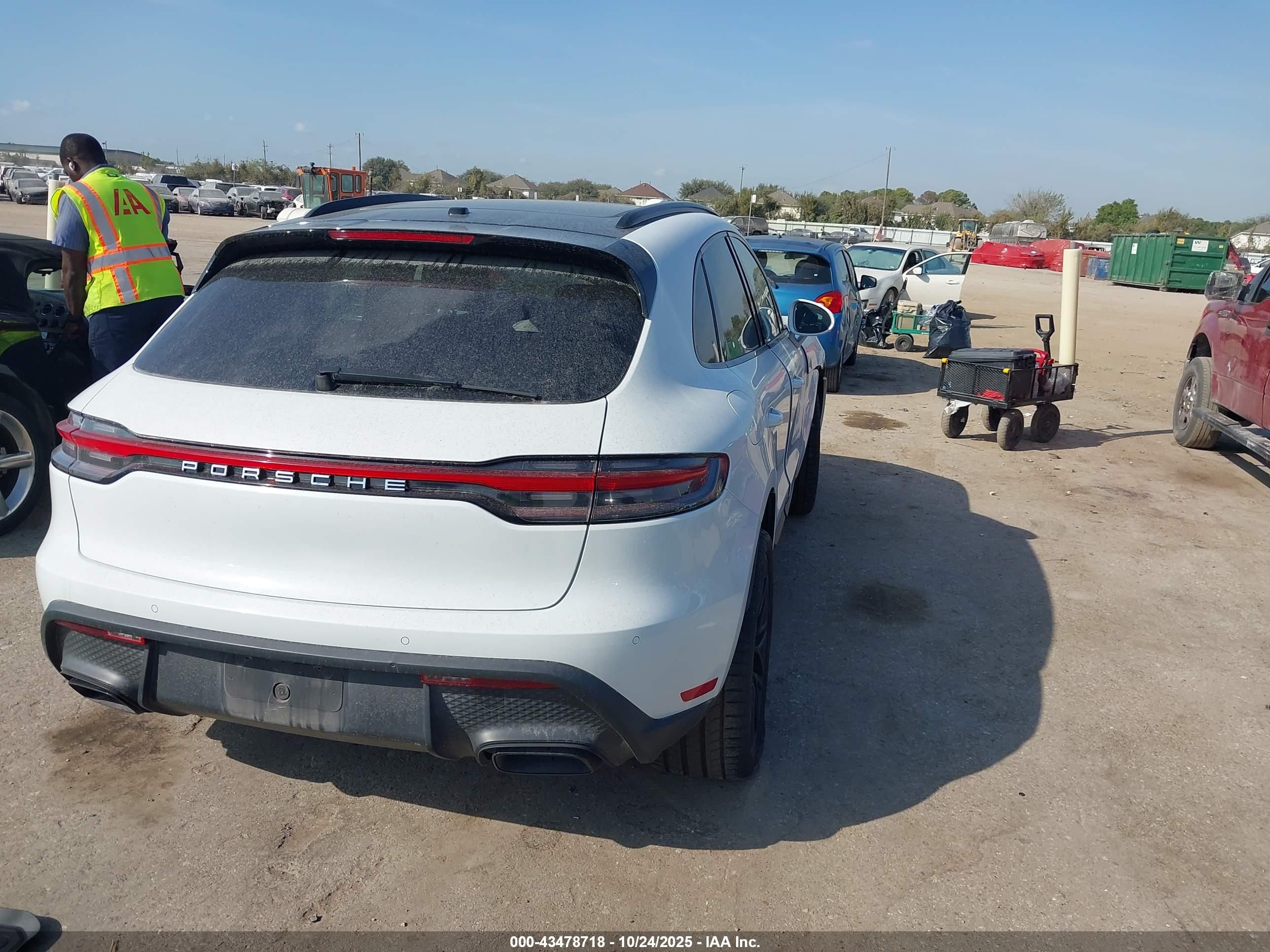 PORSCHE MACAN image 4