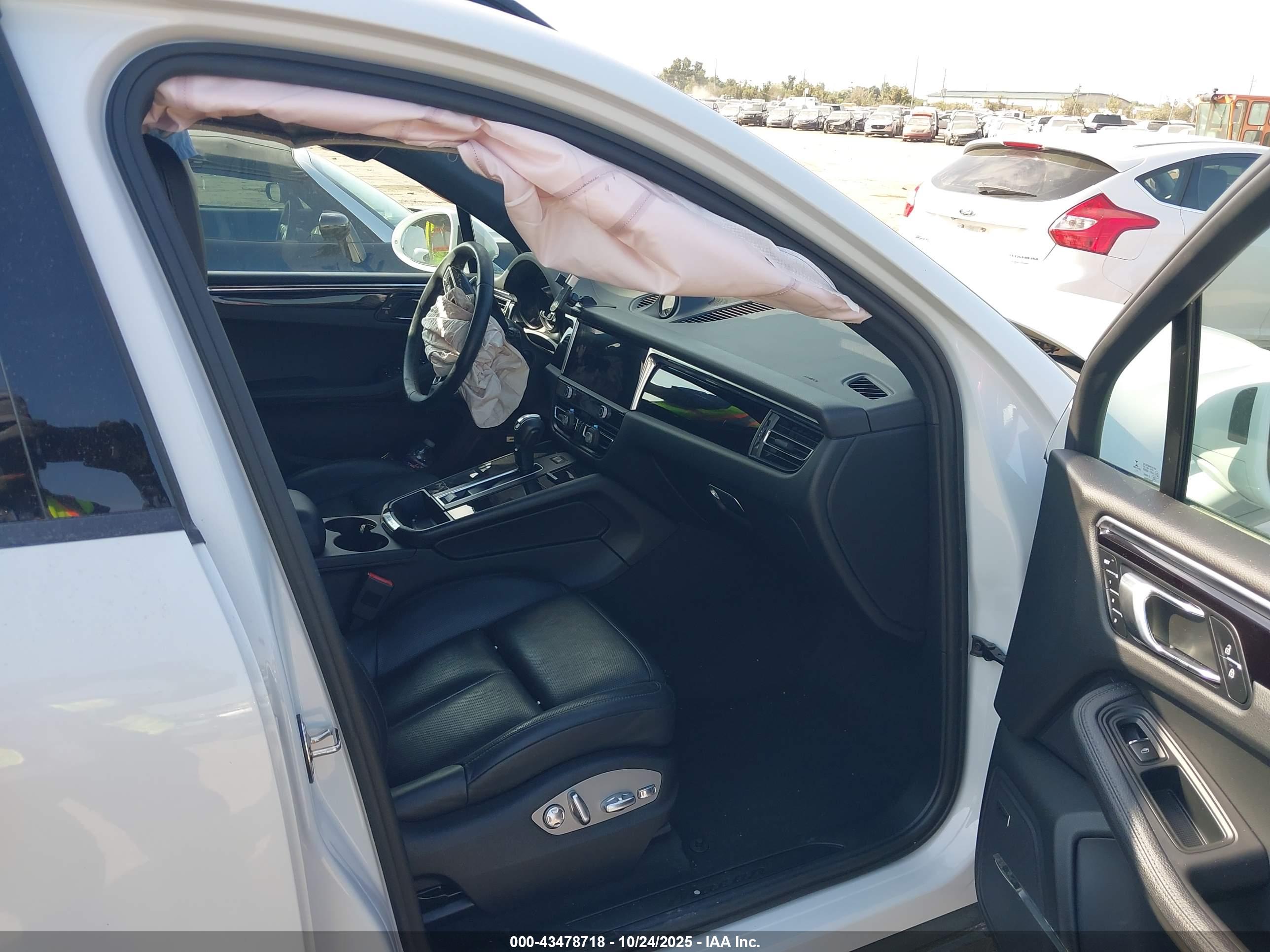 PORSCHE MACAN image 5