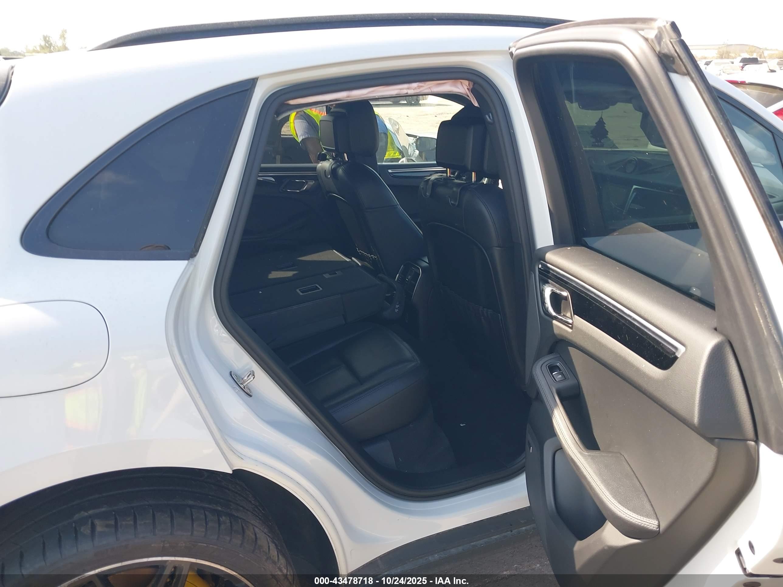 PORSCHE MACAN image 8