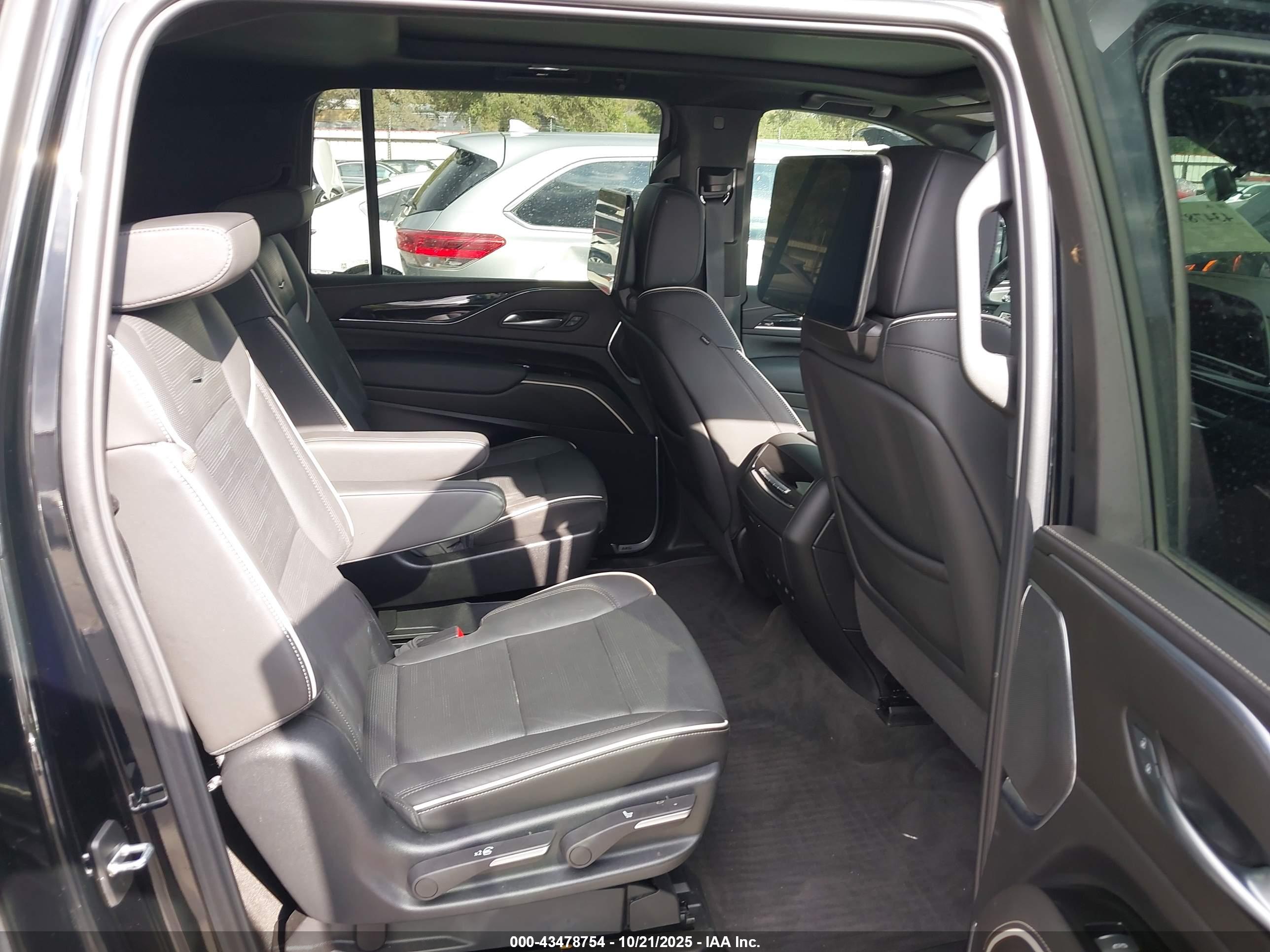 CADILLAC ESCALADE image 8