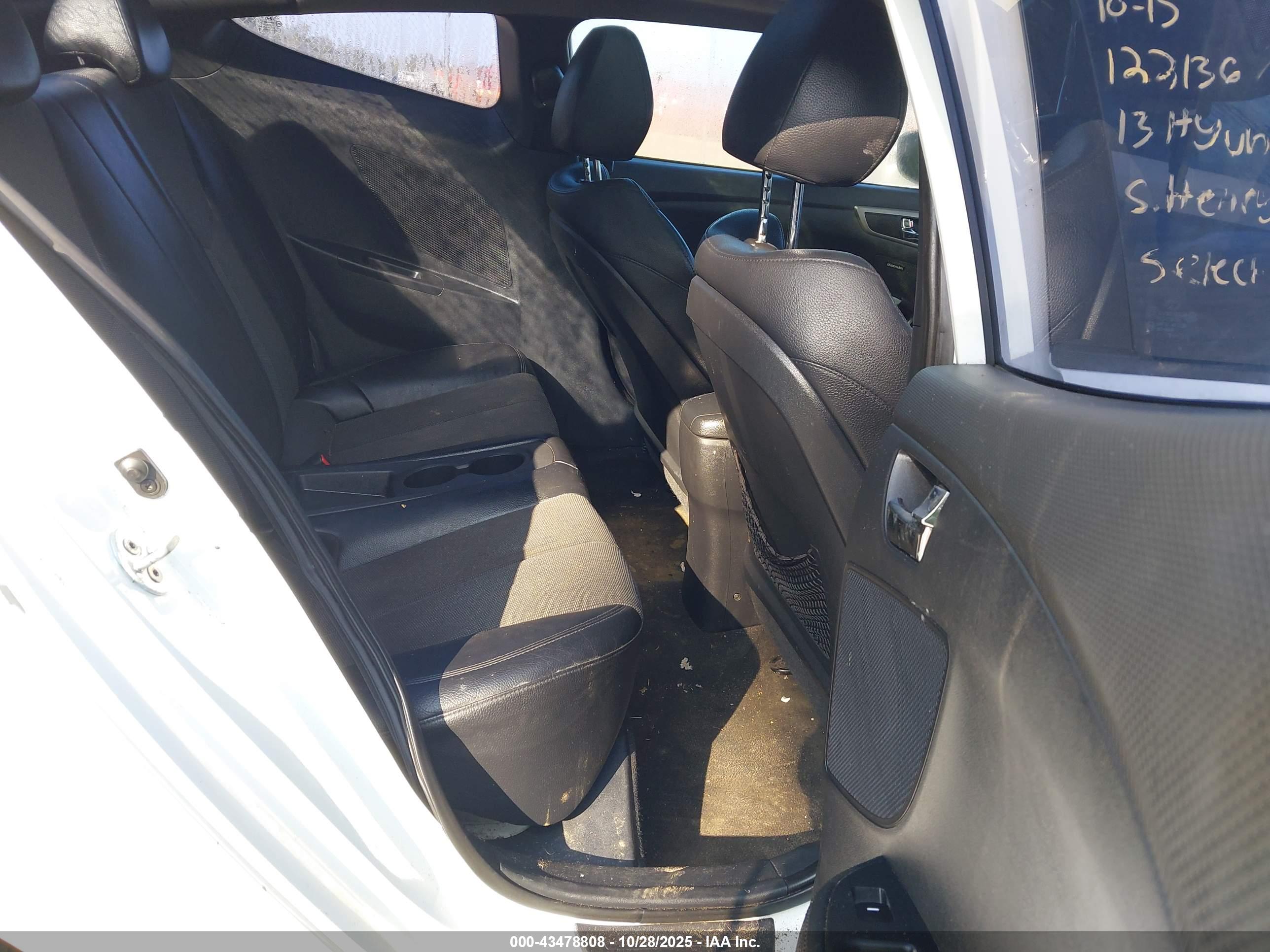 HYUNDAI VELOSTER image 8