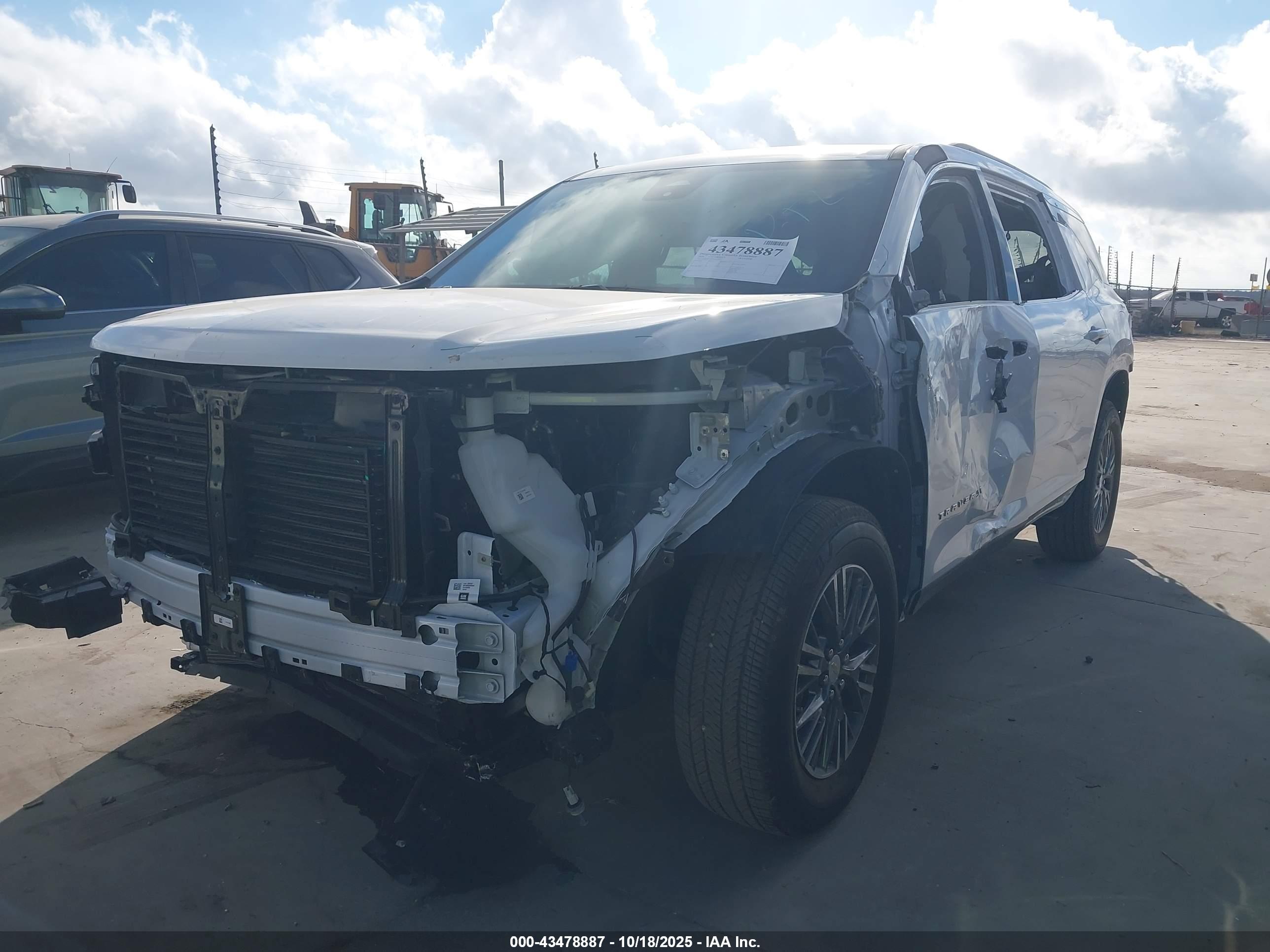 CHEVROLET TRAVERSE image 2