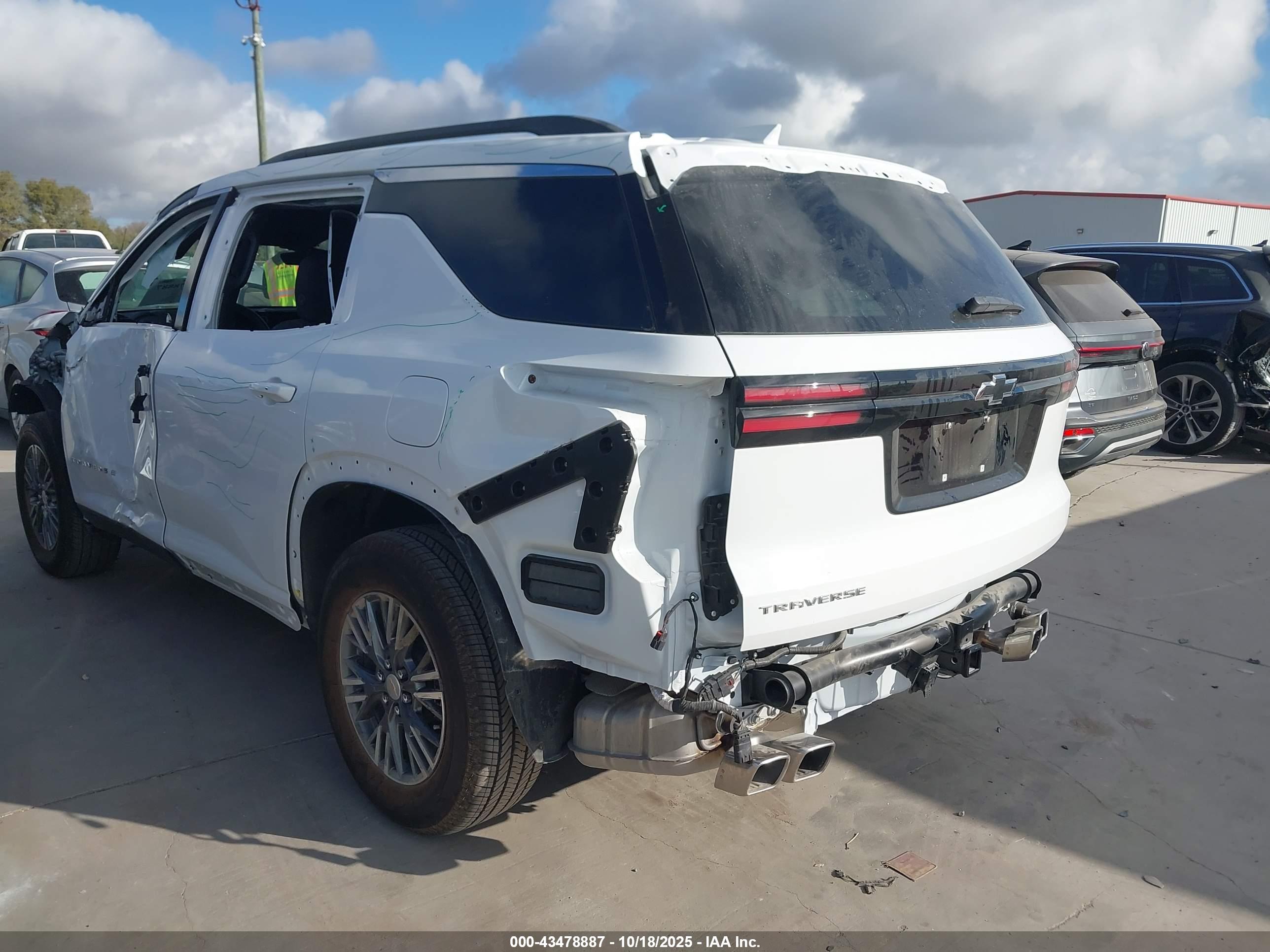 CHEVROLET TRAVERSE image 3