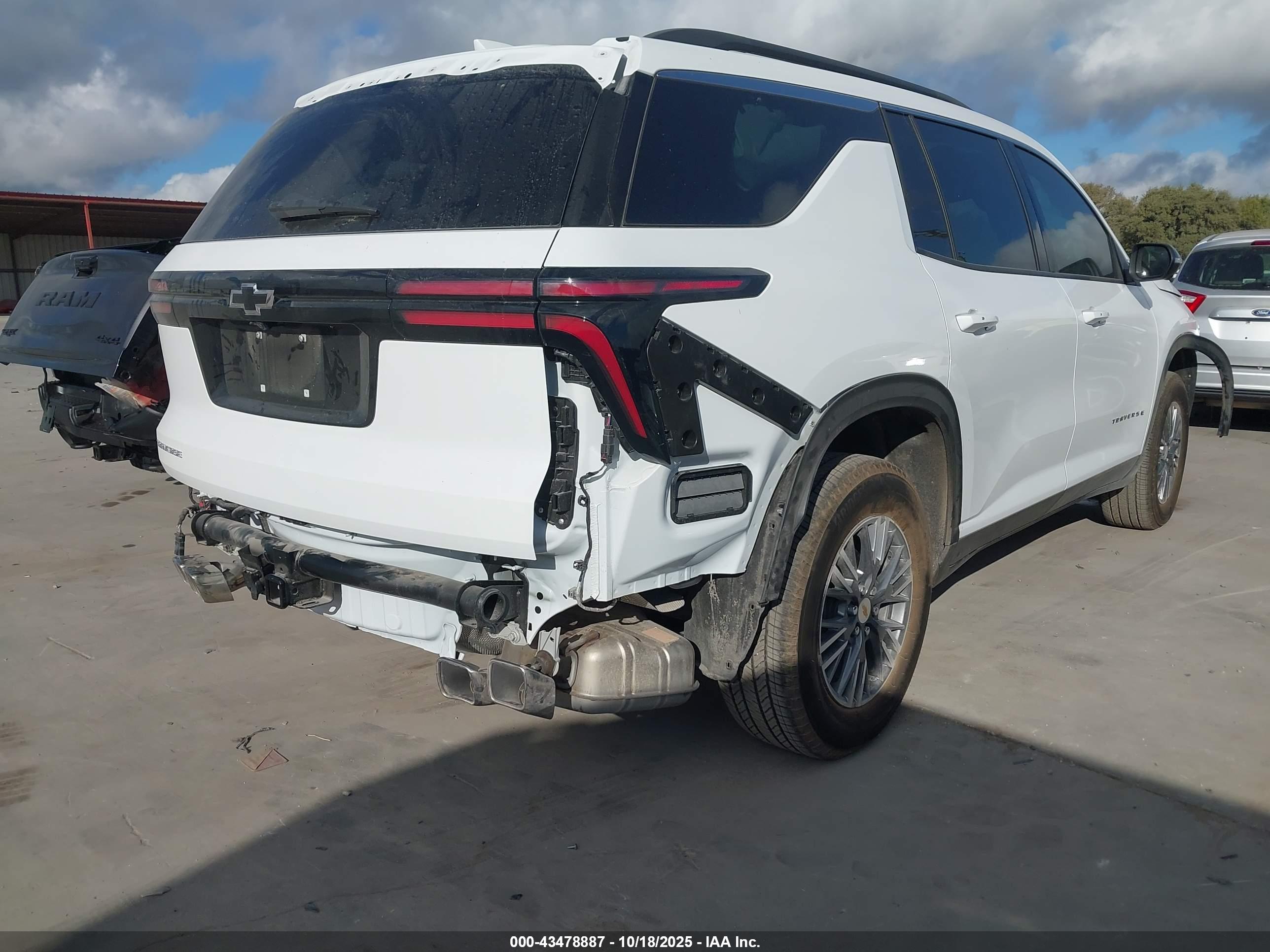 CHEVROLET TRAVERSE image 4