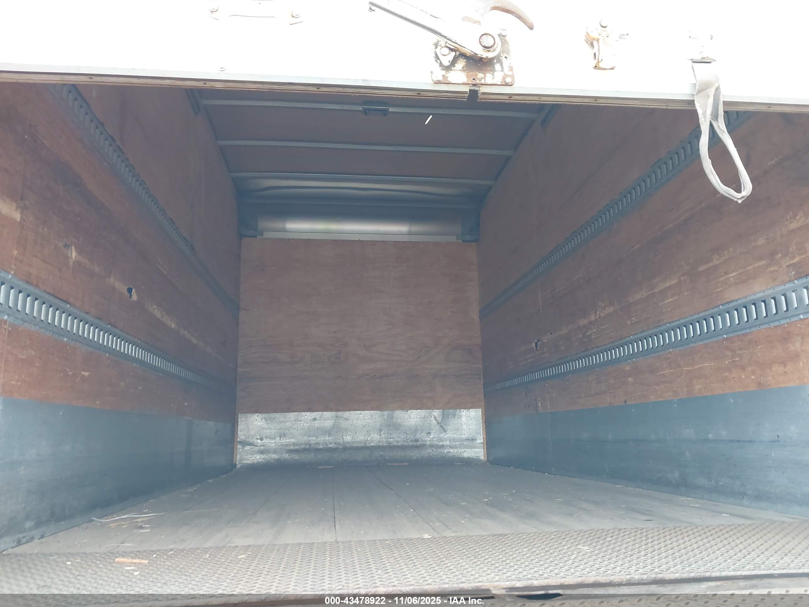 FREIGHTLINER M2 image 7