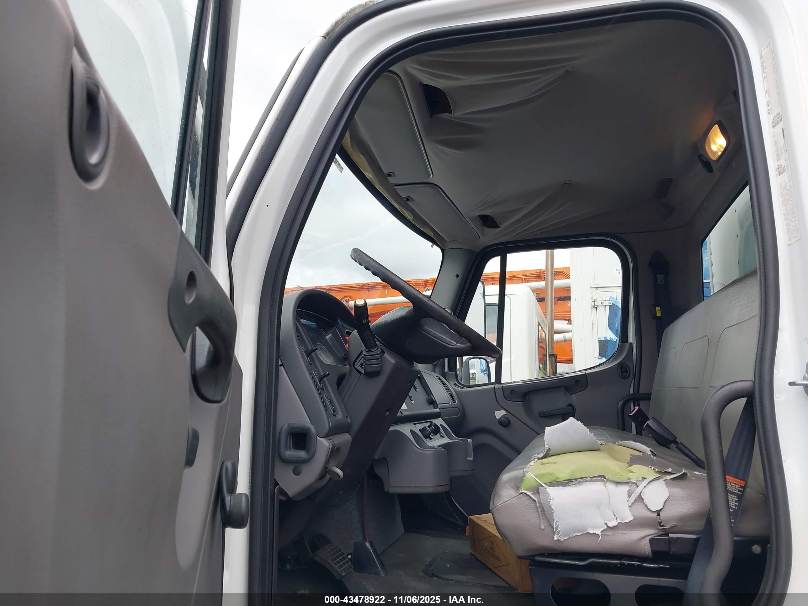 FREIGHTLINER M2 image 8