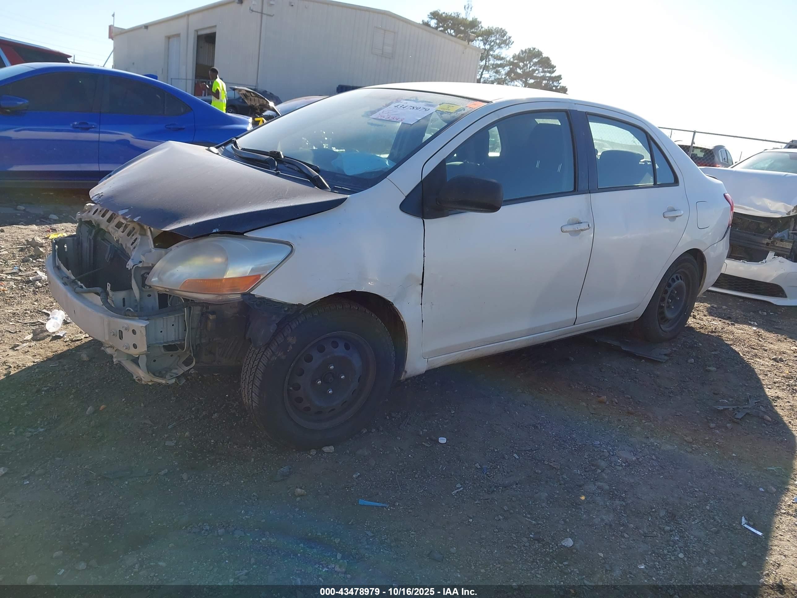 TOYOTA YARIS image 2