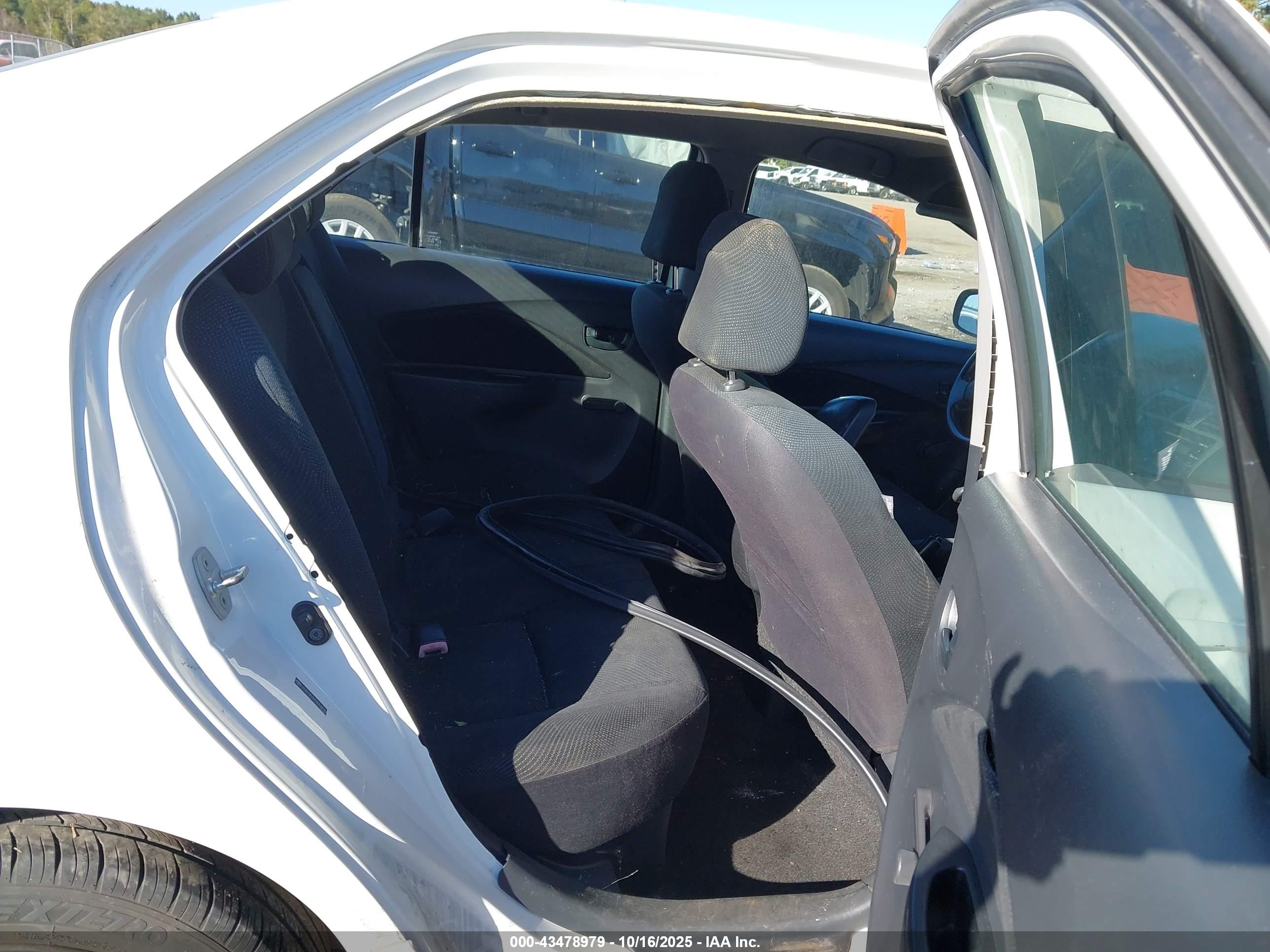 TOYOTA YARIS image 8
