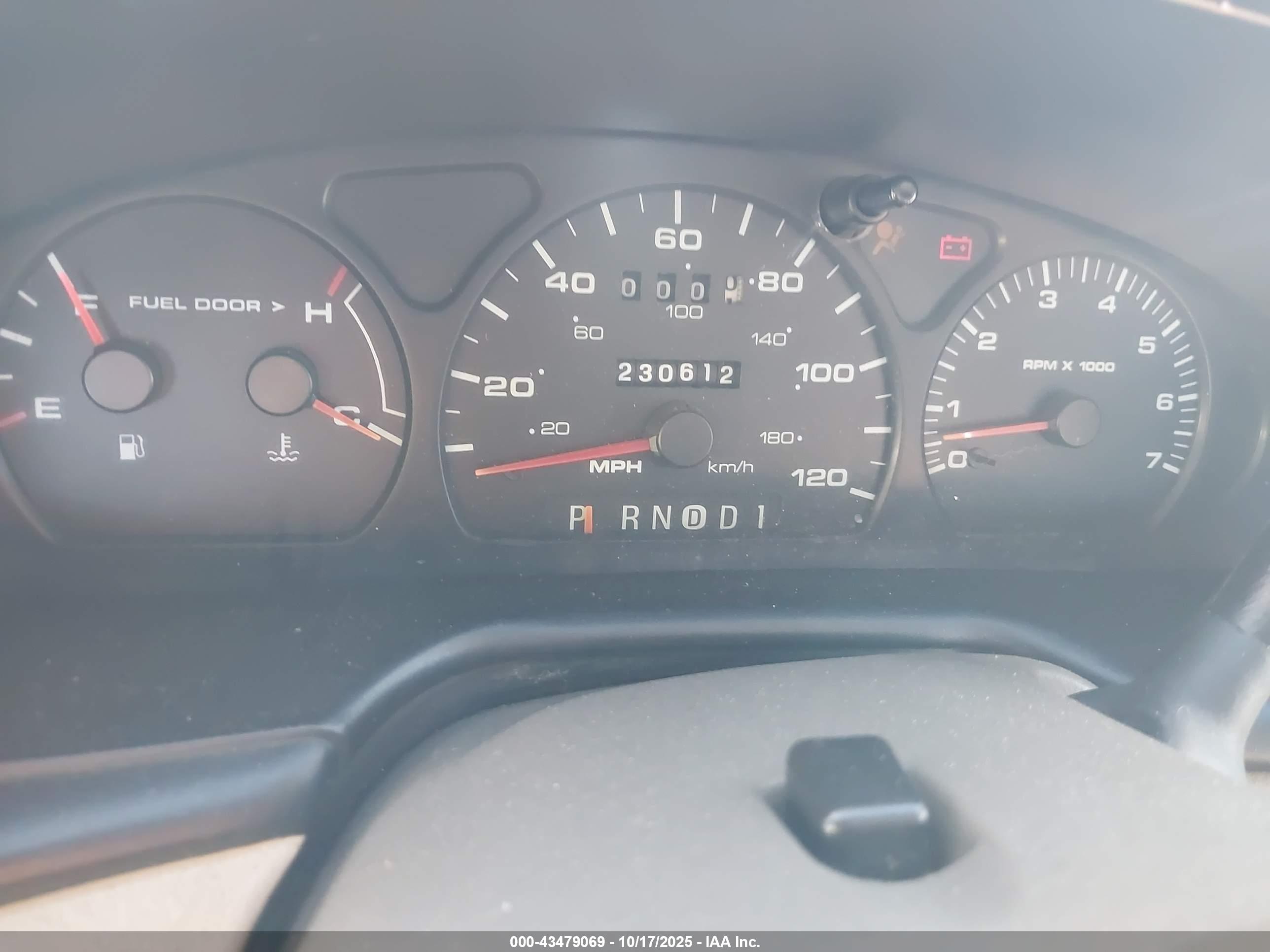 FORD TAURUS image 7