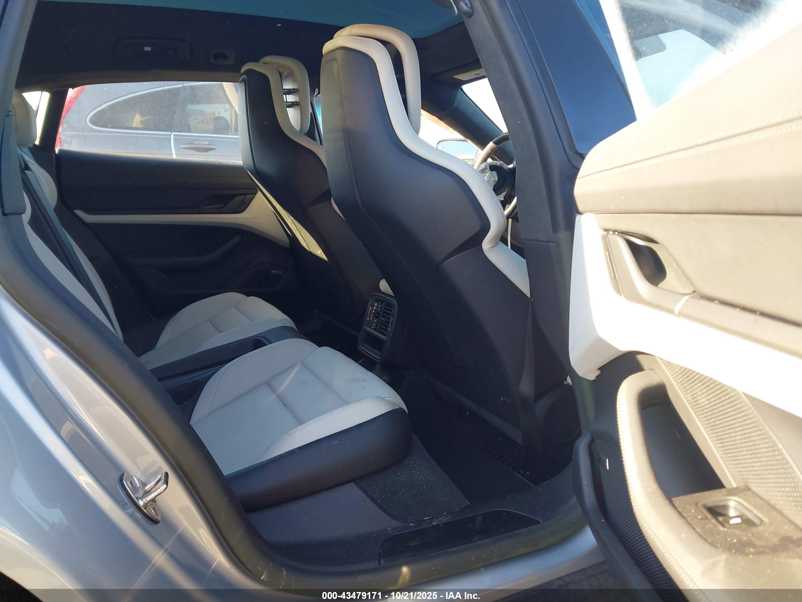 PORSCHE TAYCAN image 8