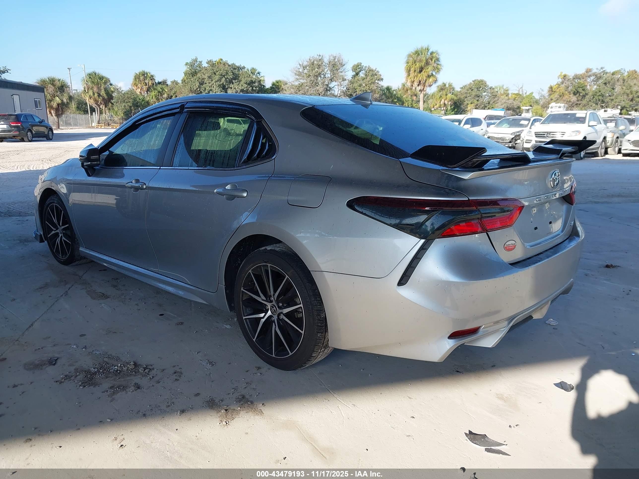 TOYOTA CAMRY image 3