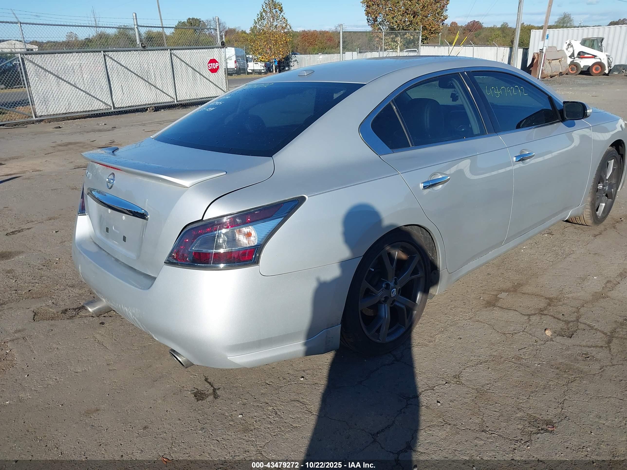 NISSAN MAXIMA image 4
