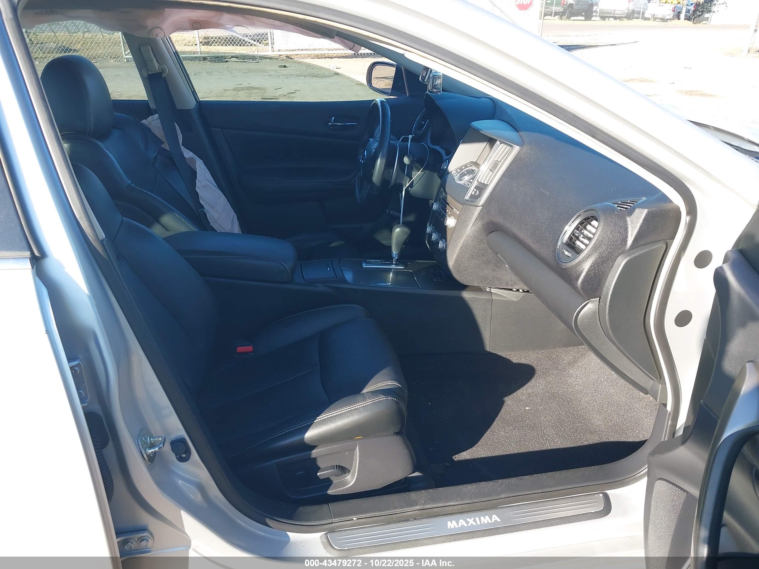 NISSAN MAXIMA image 5