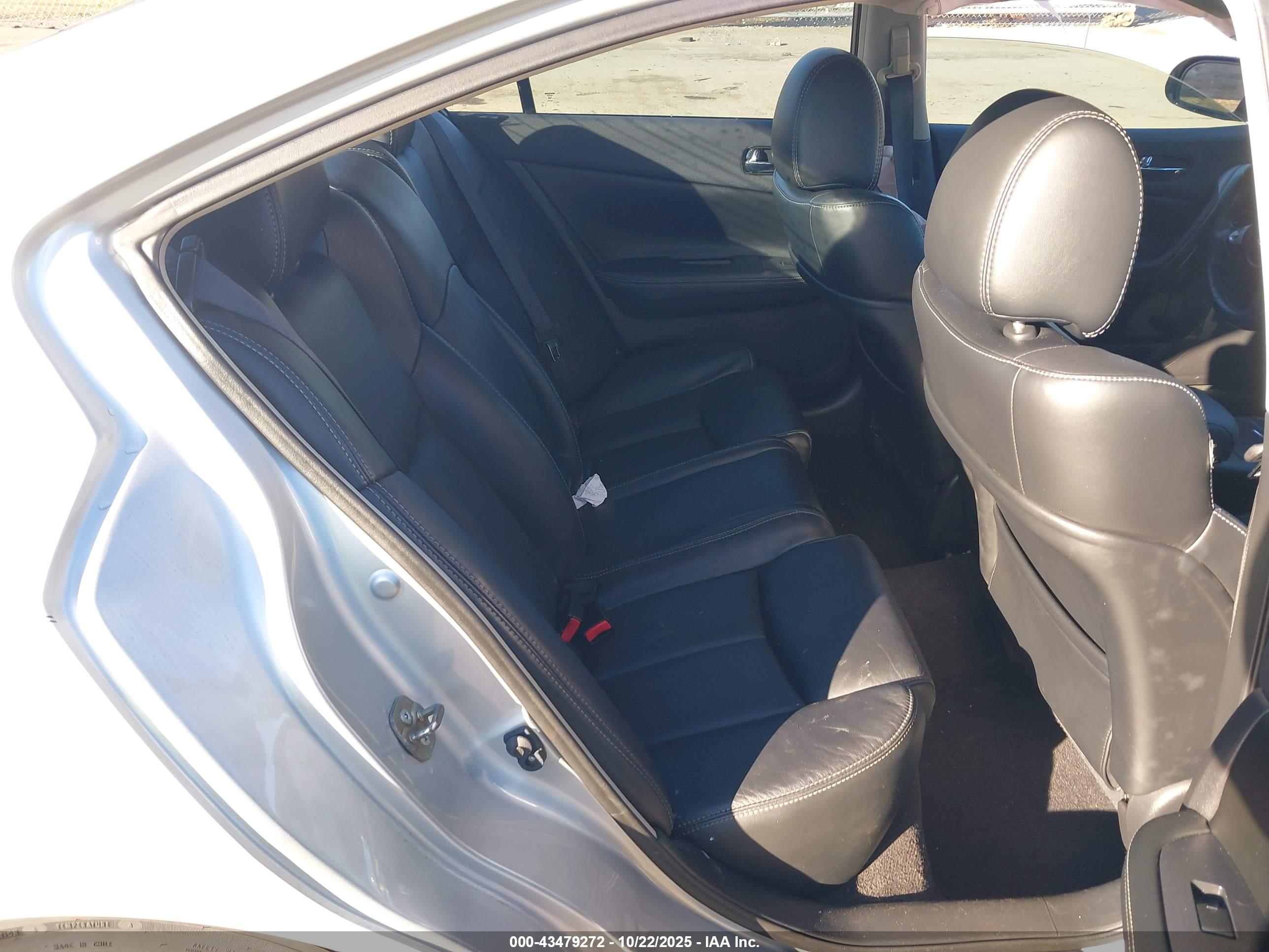 NISSAN MAXIMA image 8