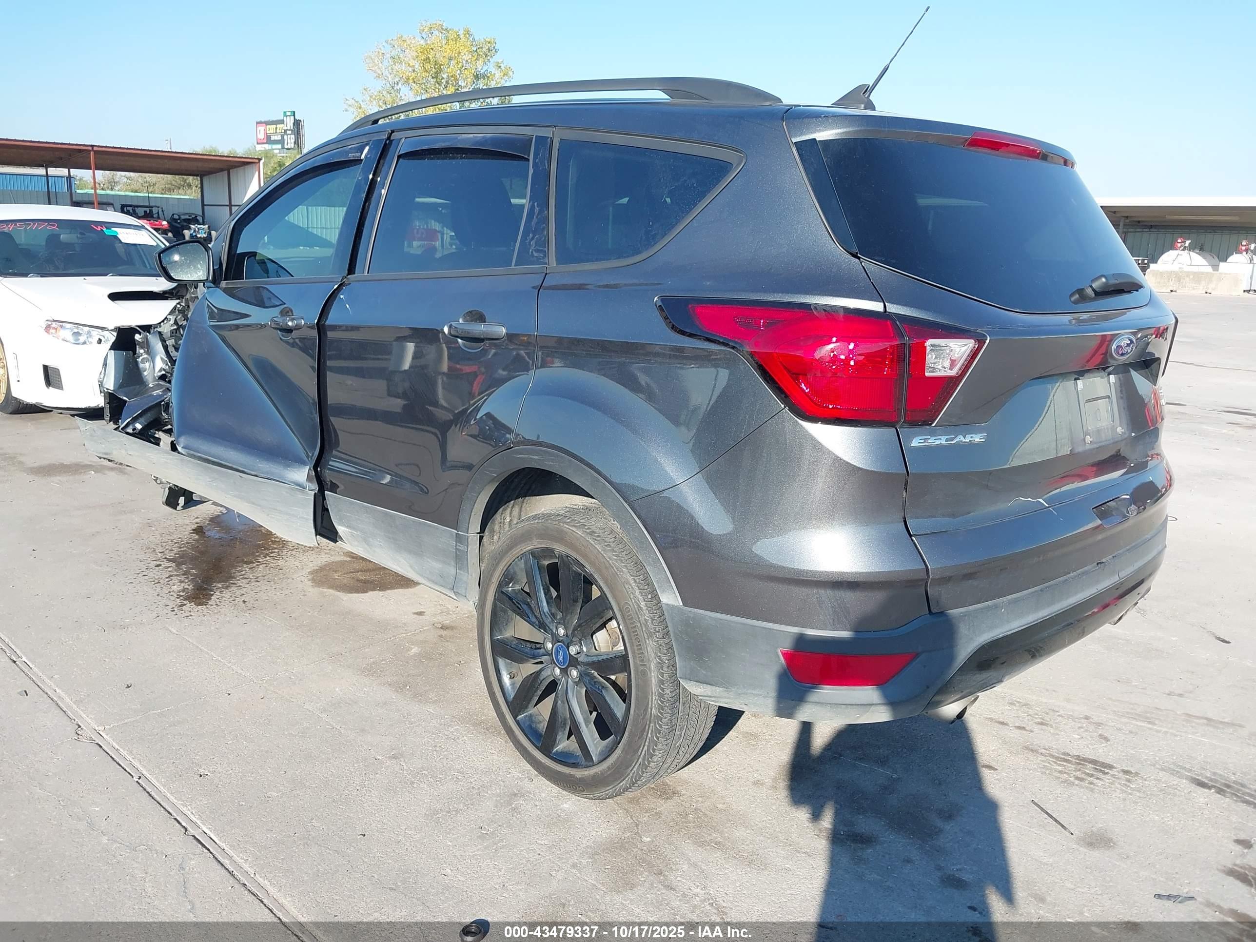 FORD ESCAPE image 3