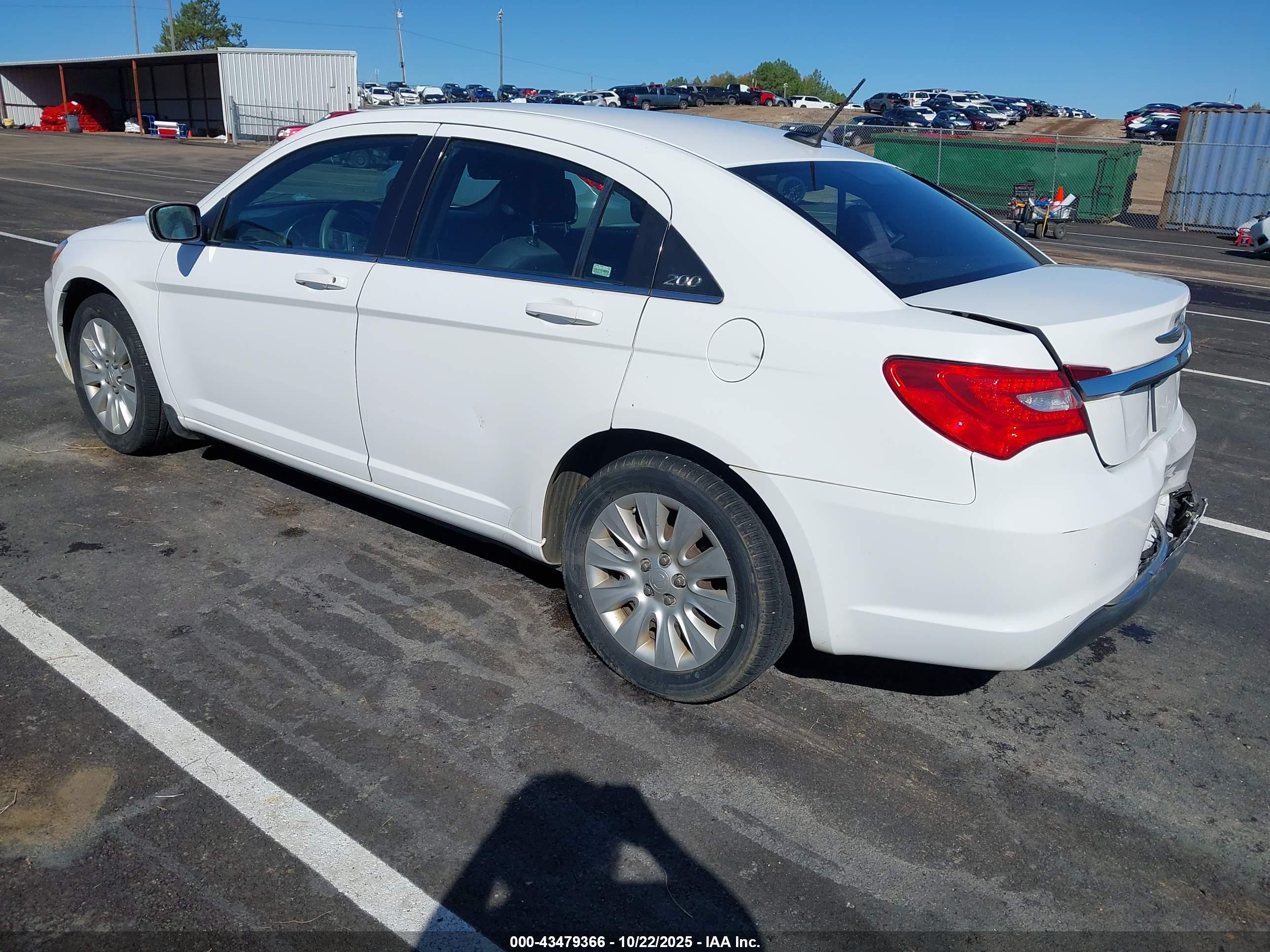 CHRYSLER 200 image 3