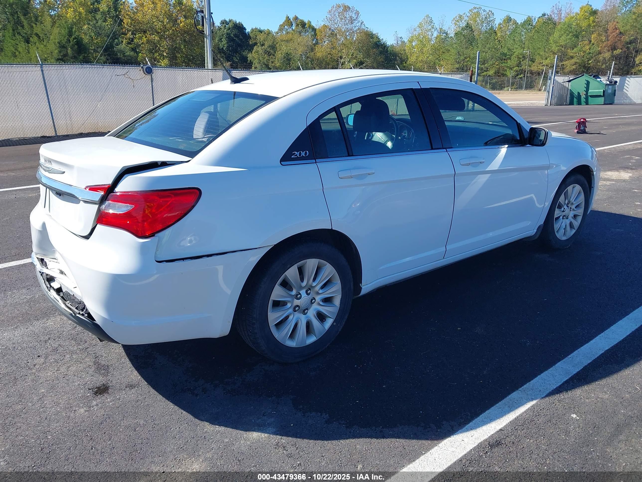 CHRYSLER 200 image 4