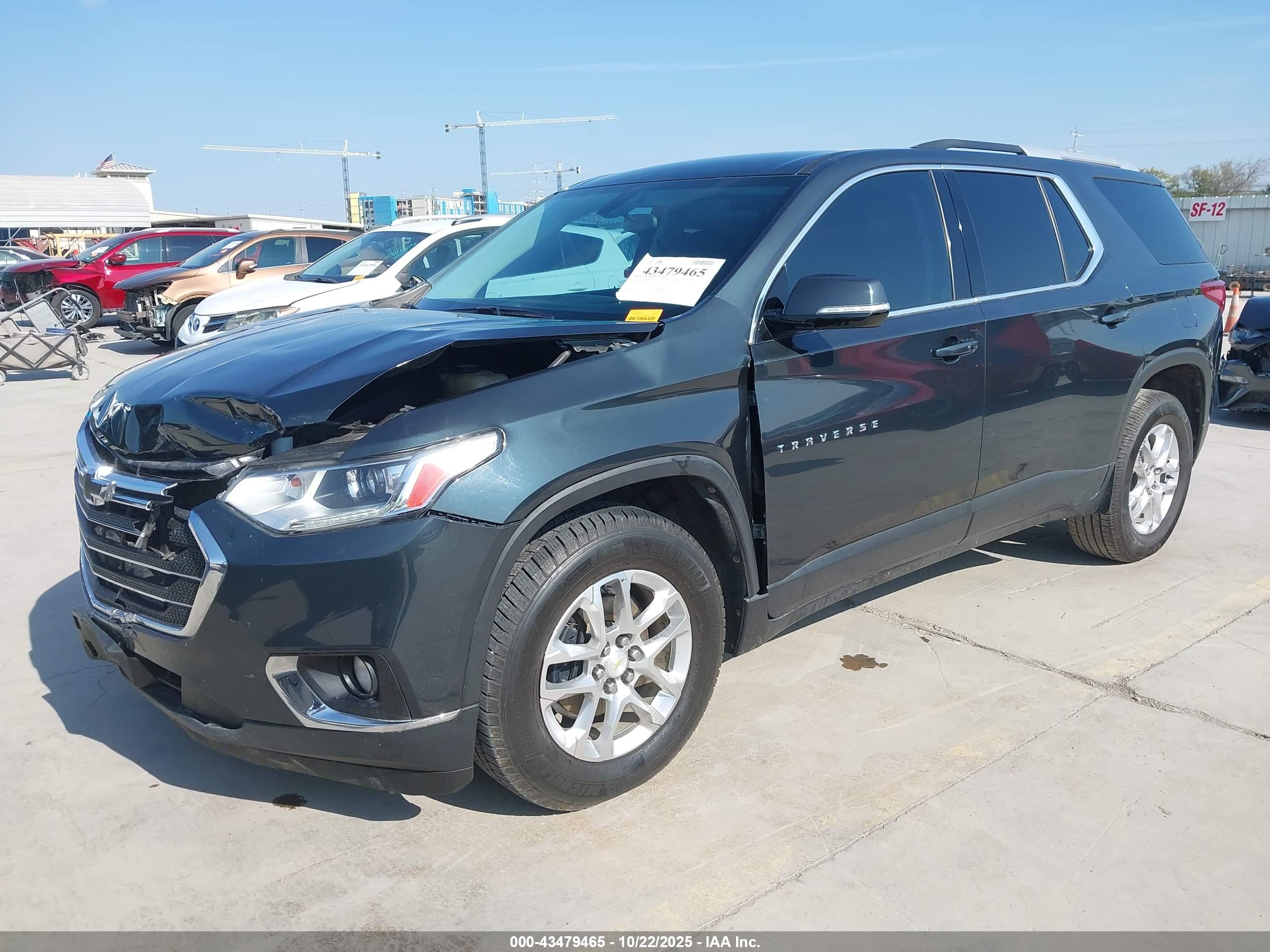 CHEVROLET TRAVERSE image 2