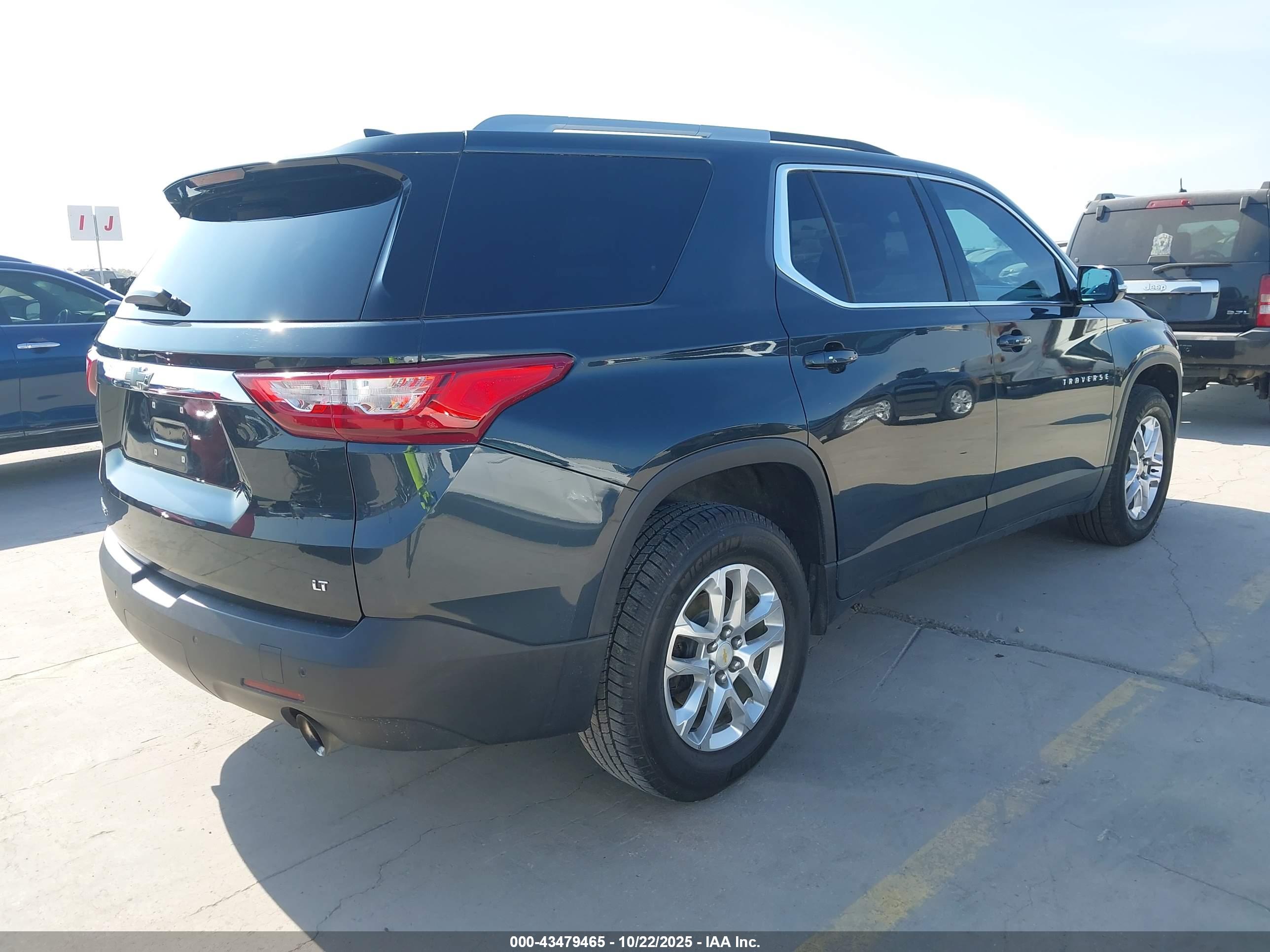 CHEVROLET TRAVERSE image 4
