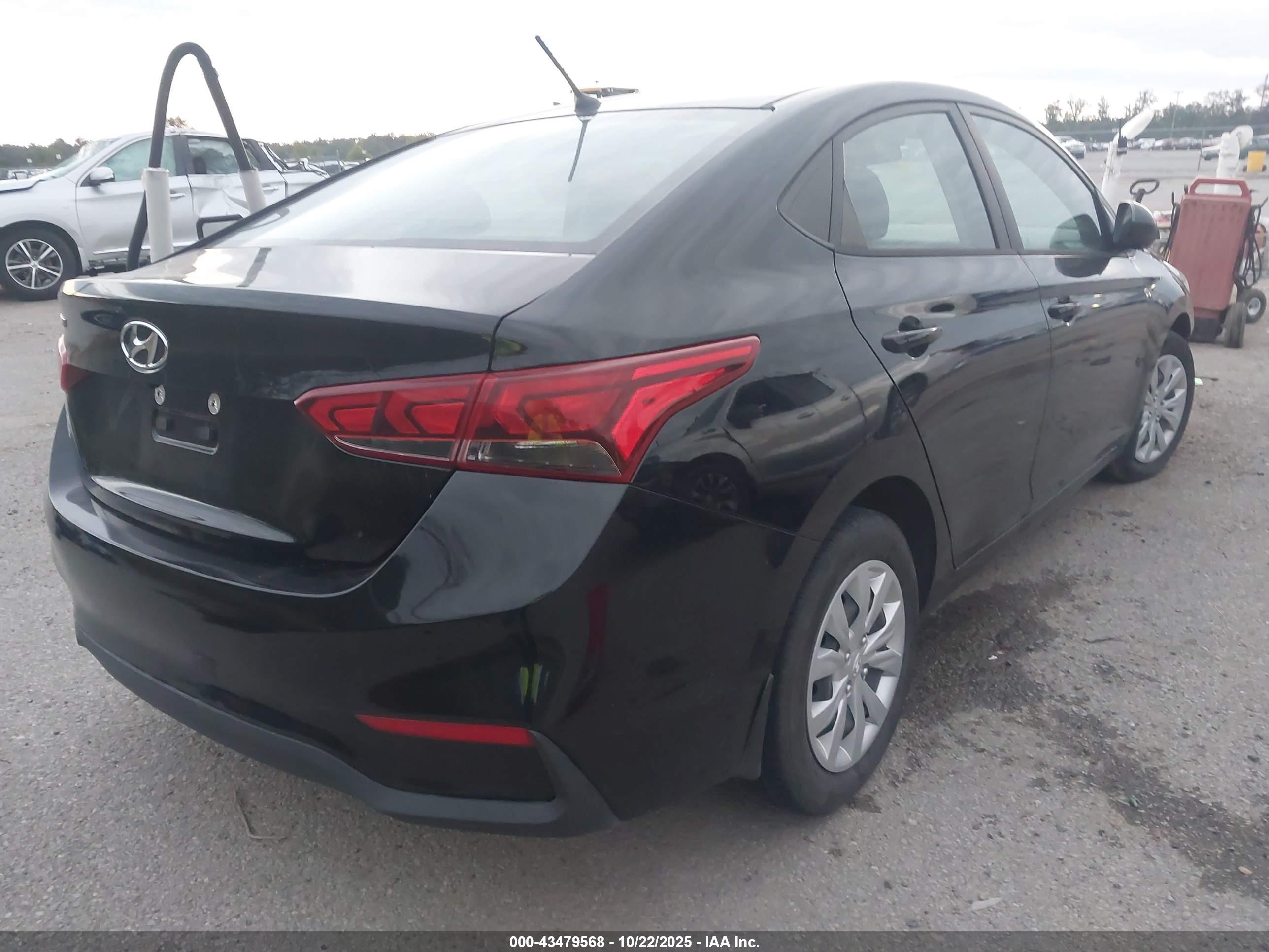 HYUNDAI ACCENT image 4
