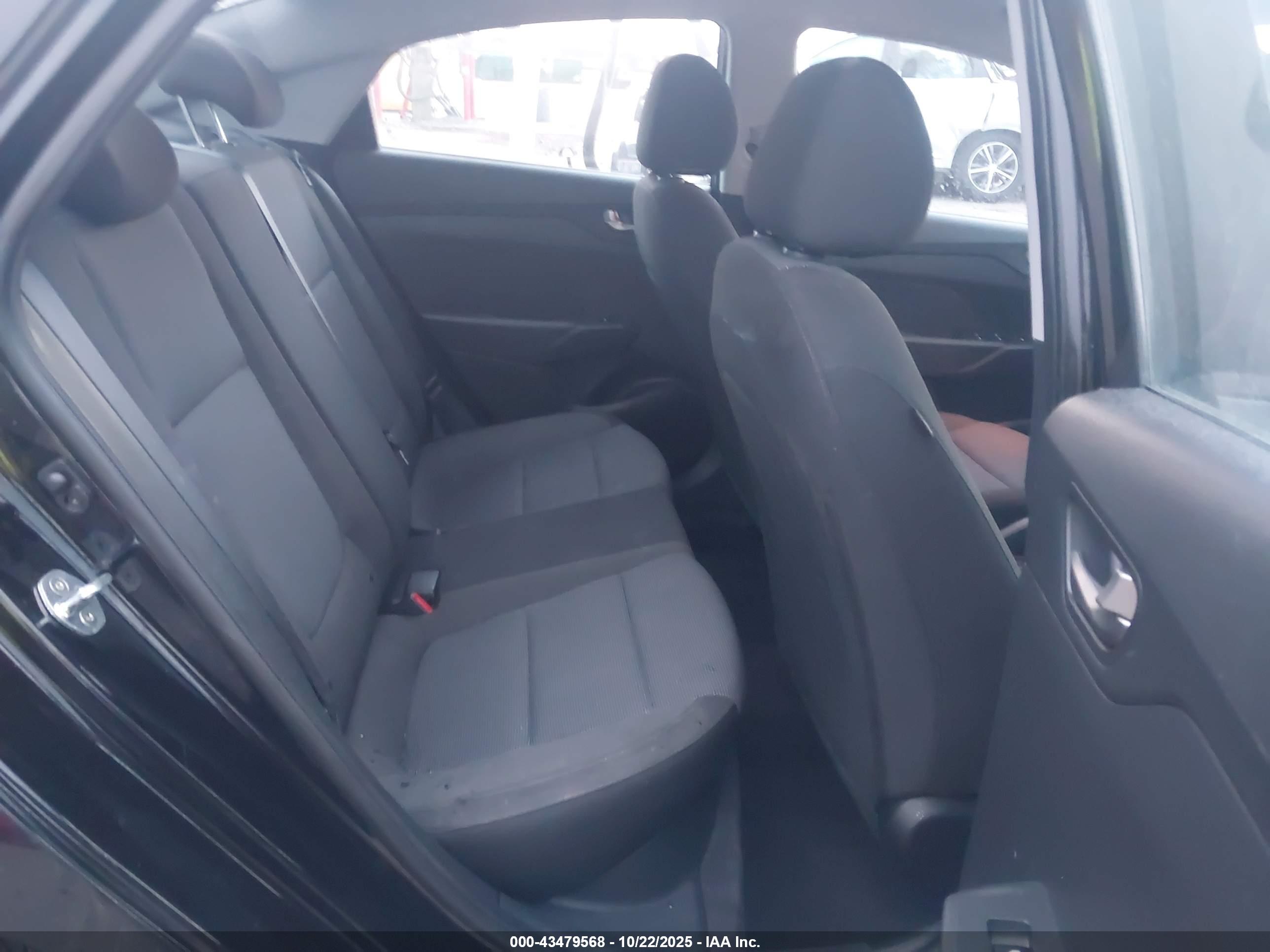 HYUNDAI ACCENT image 8