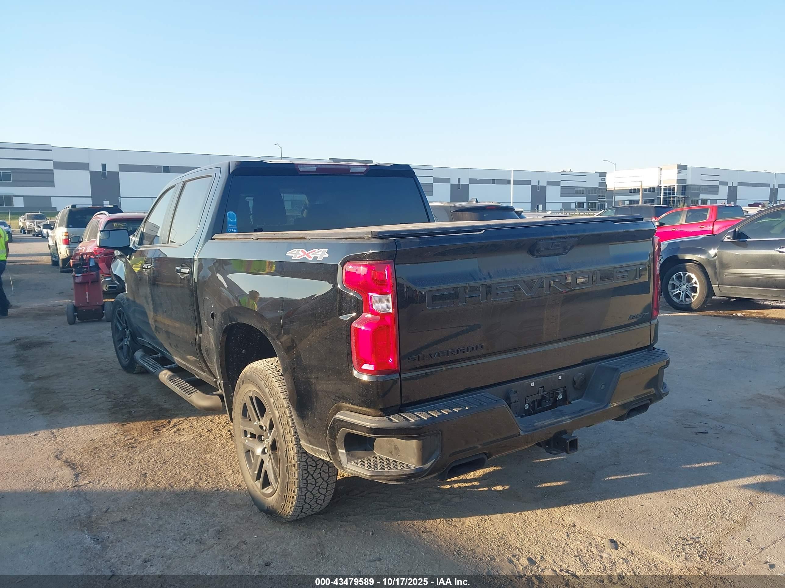 CHEVROLET SILVERADO image 3