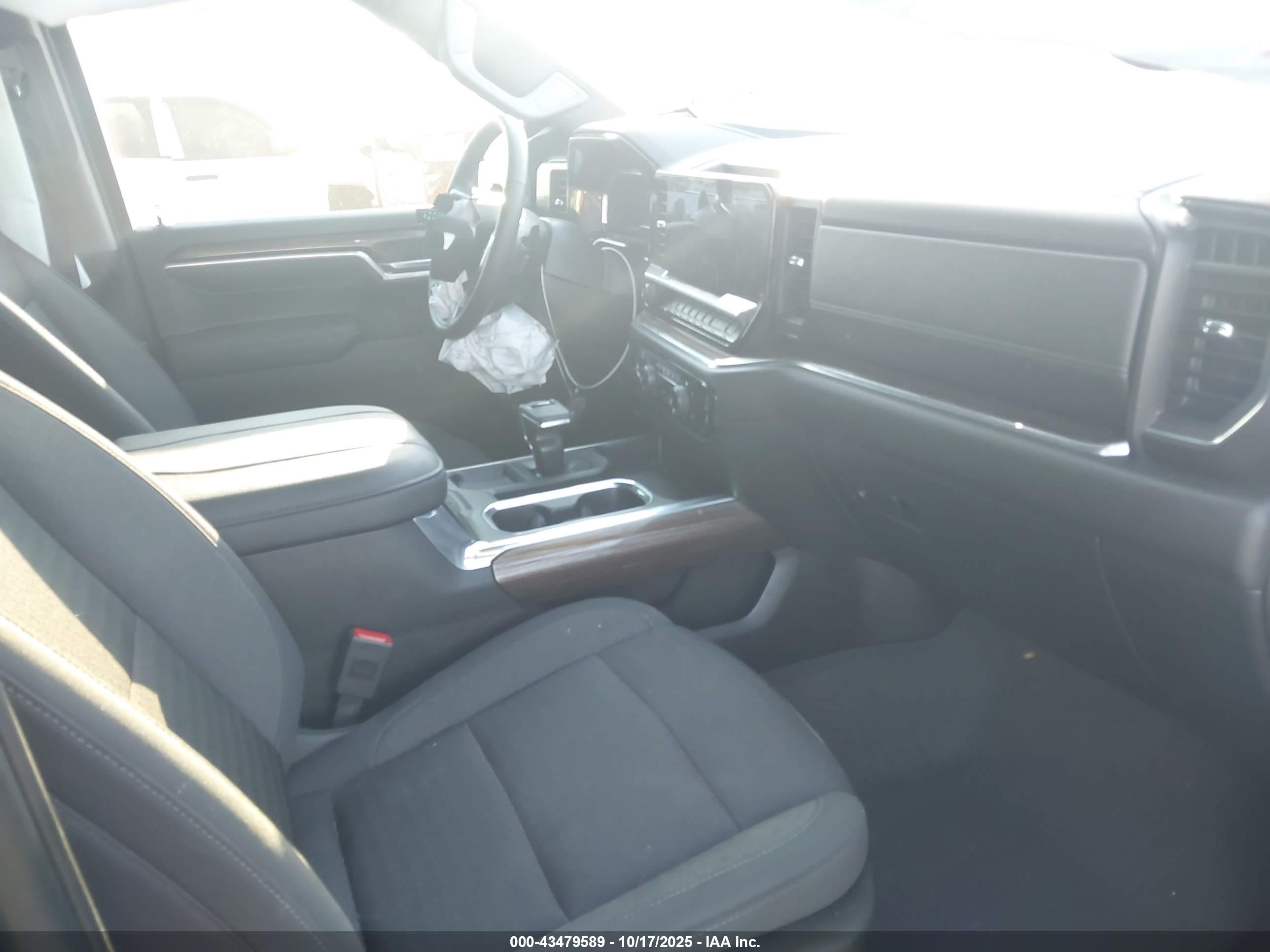 CHEVROLET SILVERADO image 5