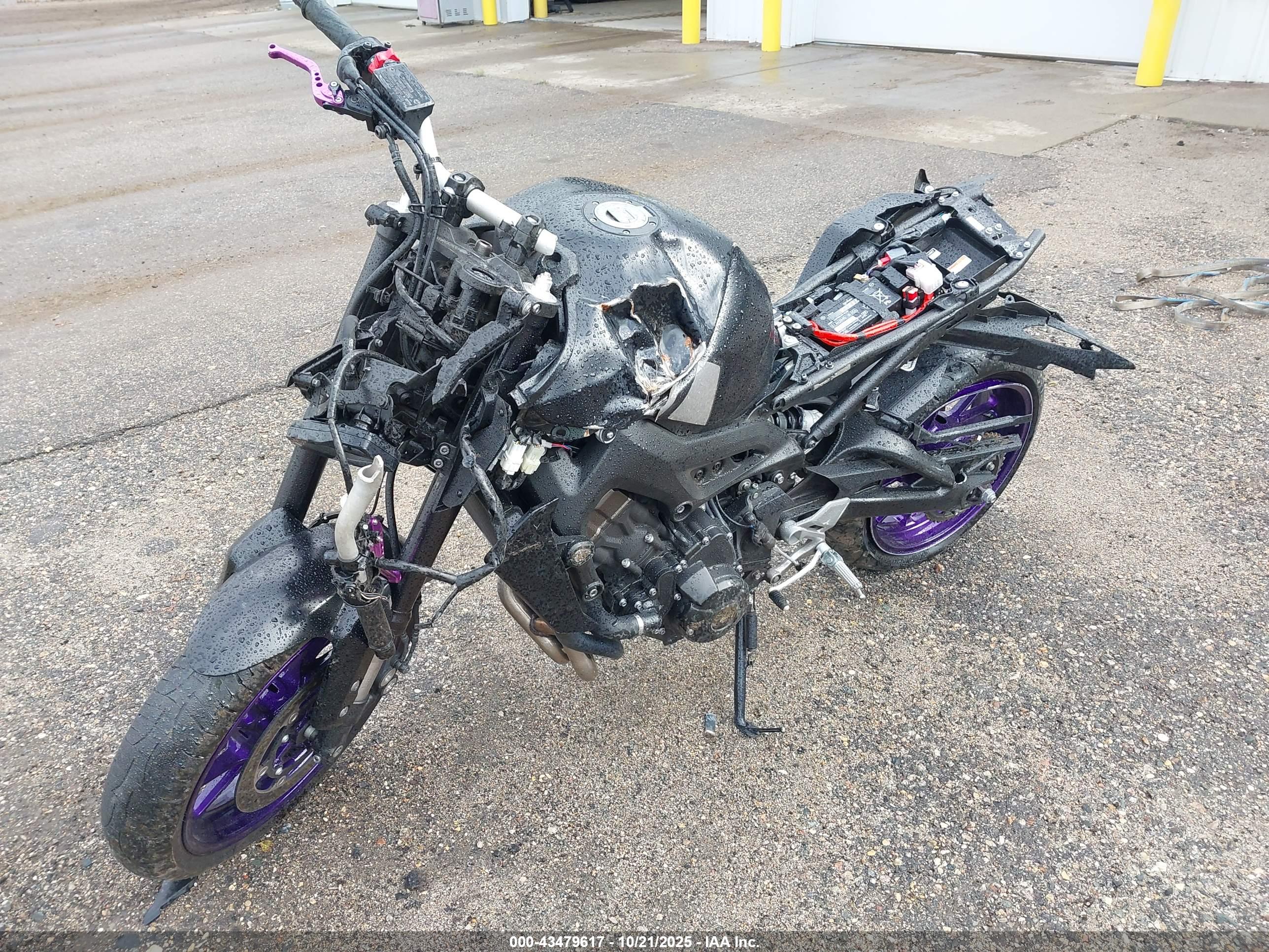 YAMAHA MT09 image 2
