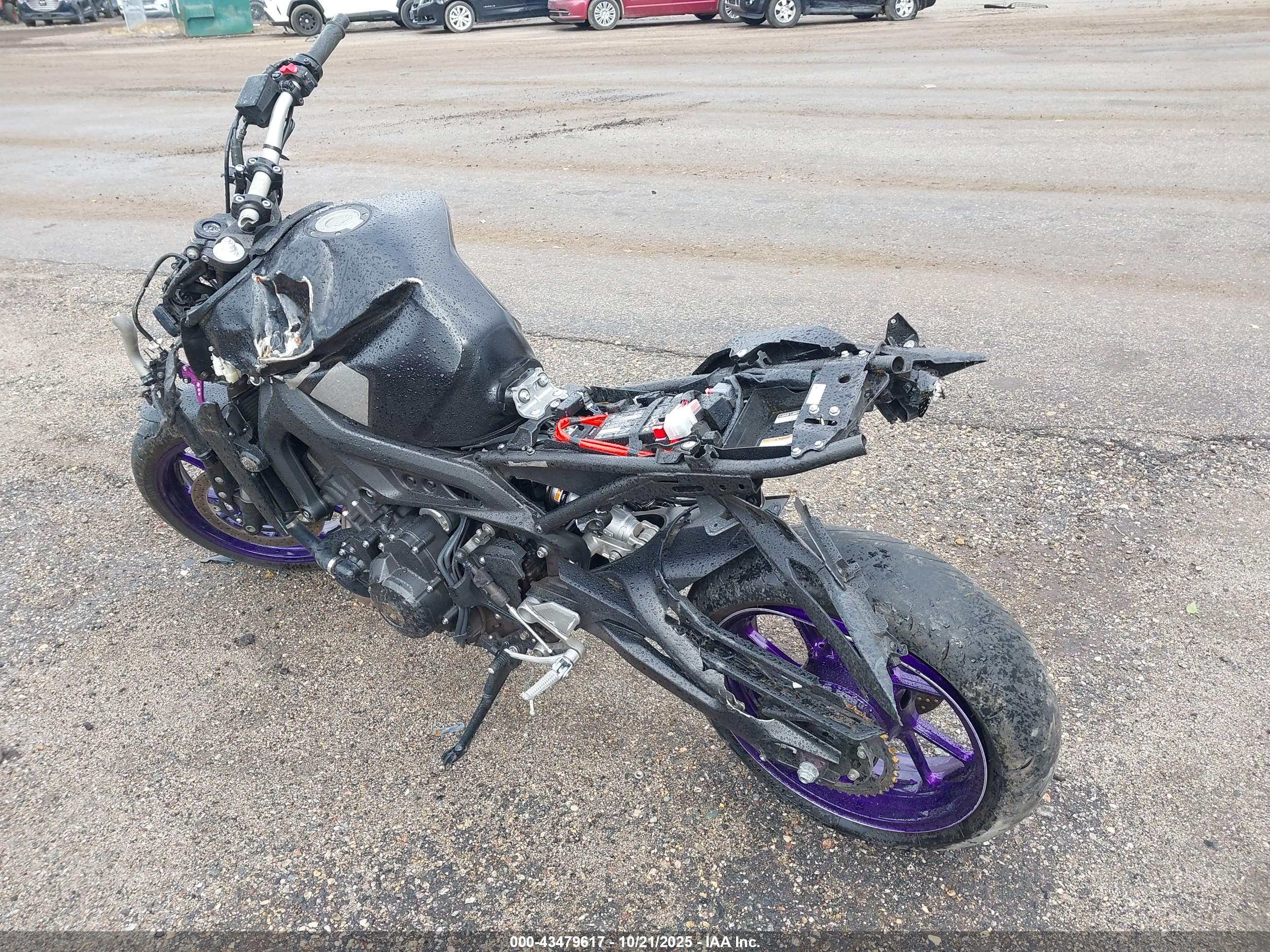 YAMAHA MT09 image 3