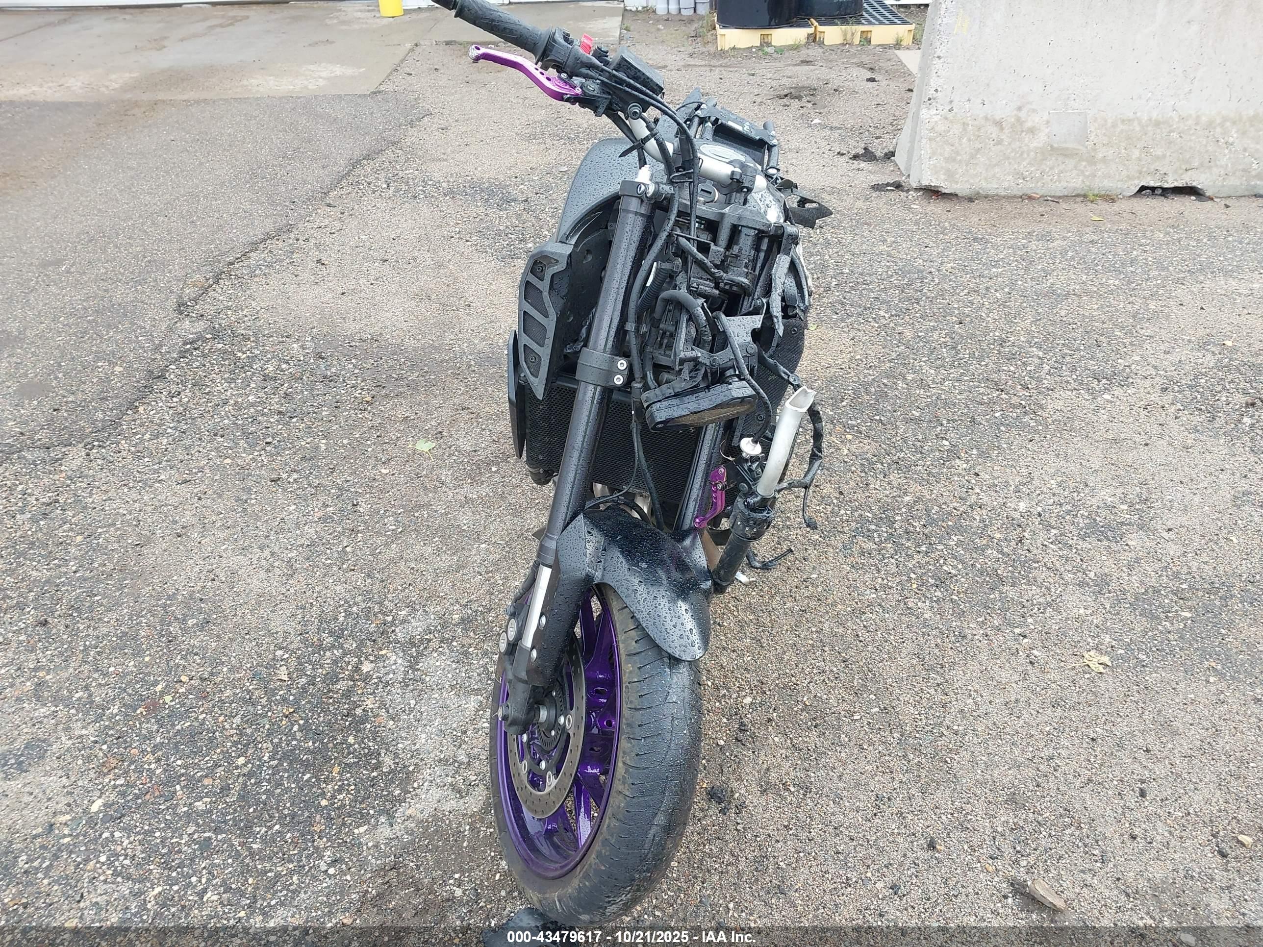 YAMAHA MT09 image 5