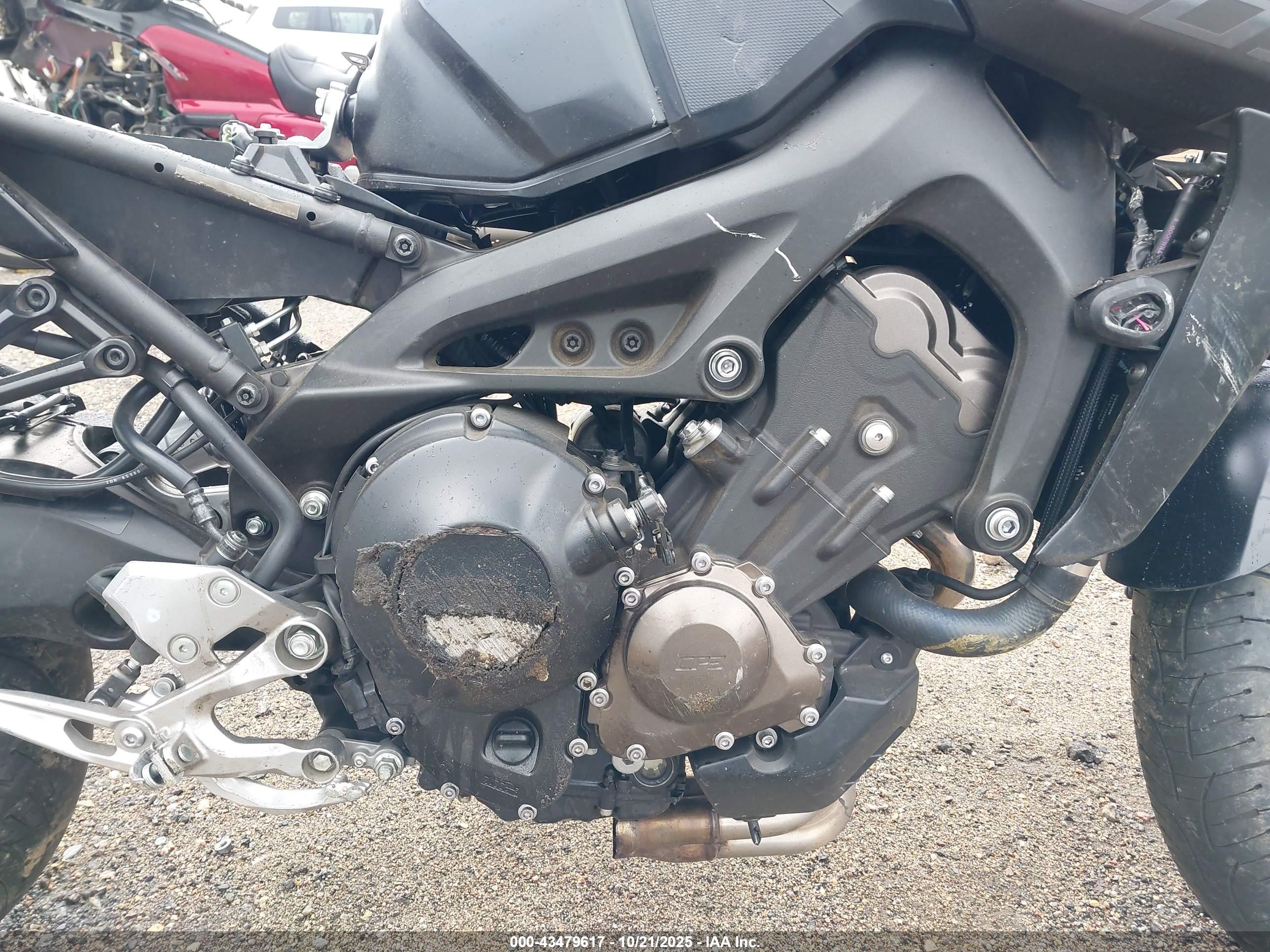 YAMAHA MT09 image 8