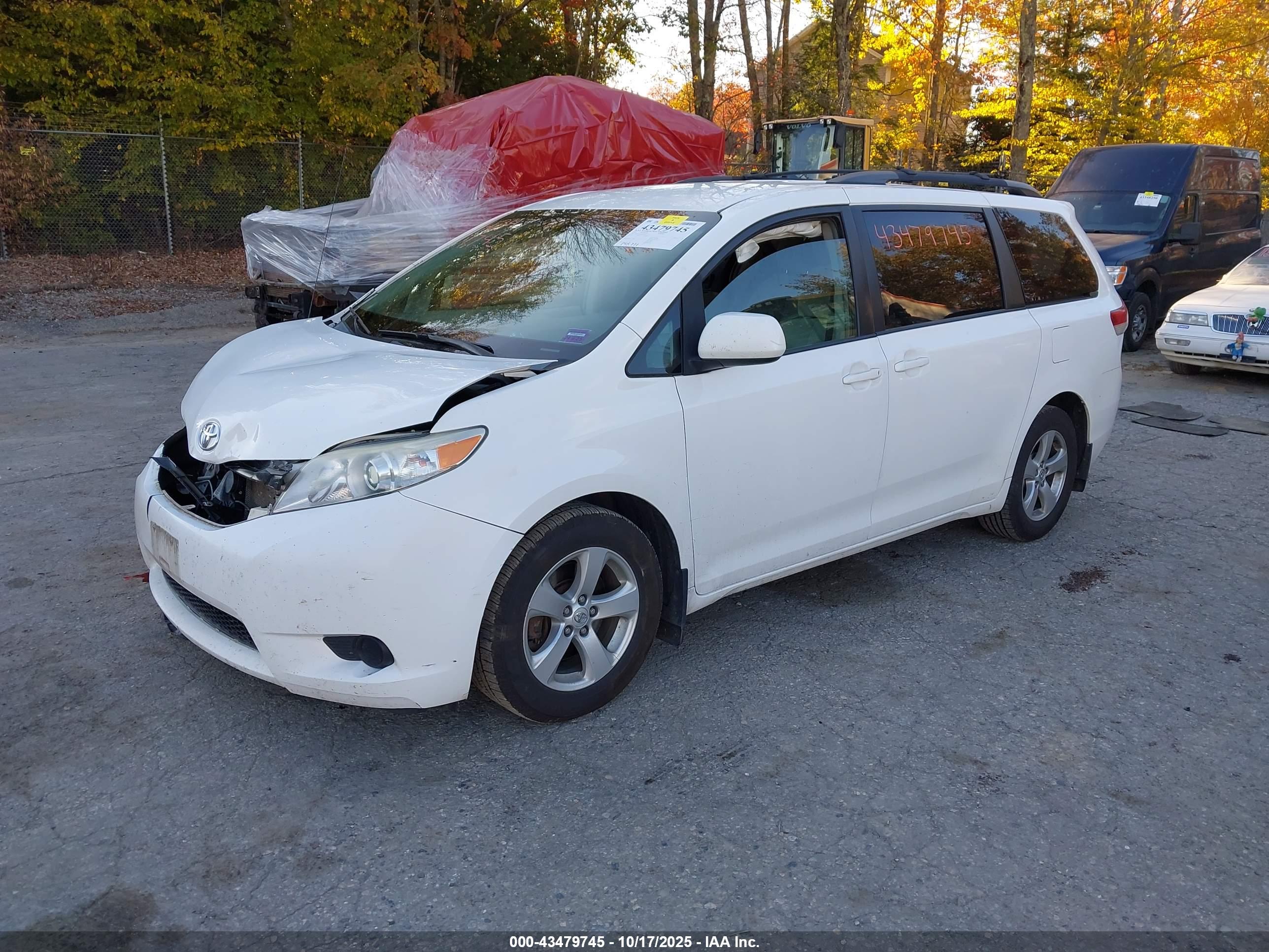 TOYOTA SIENNA image 2