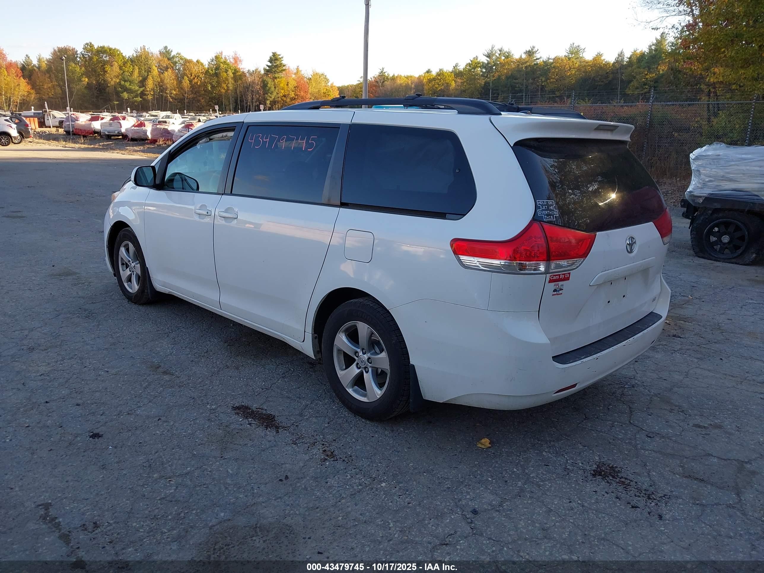 TOYOTA SIENNA image 3