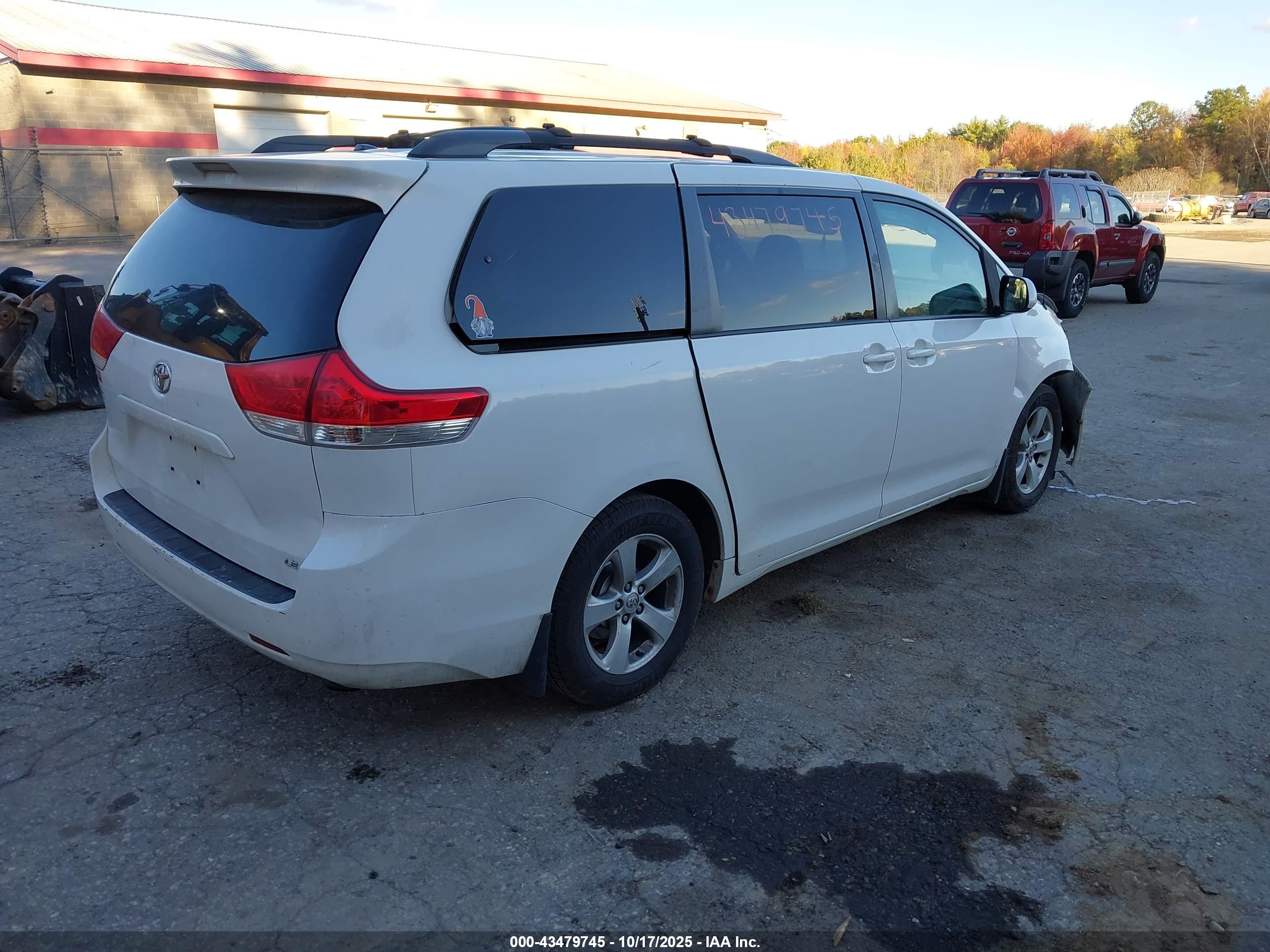 TOYOTA SIENNA image 4