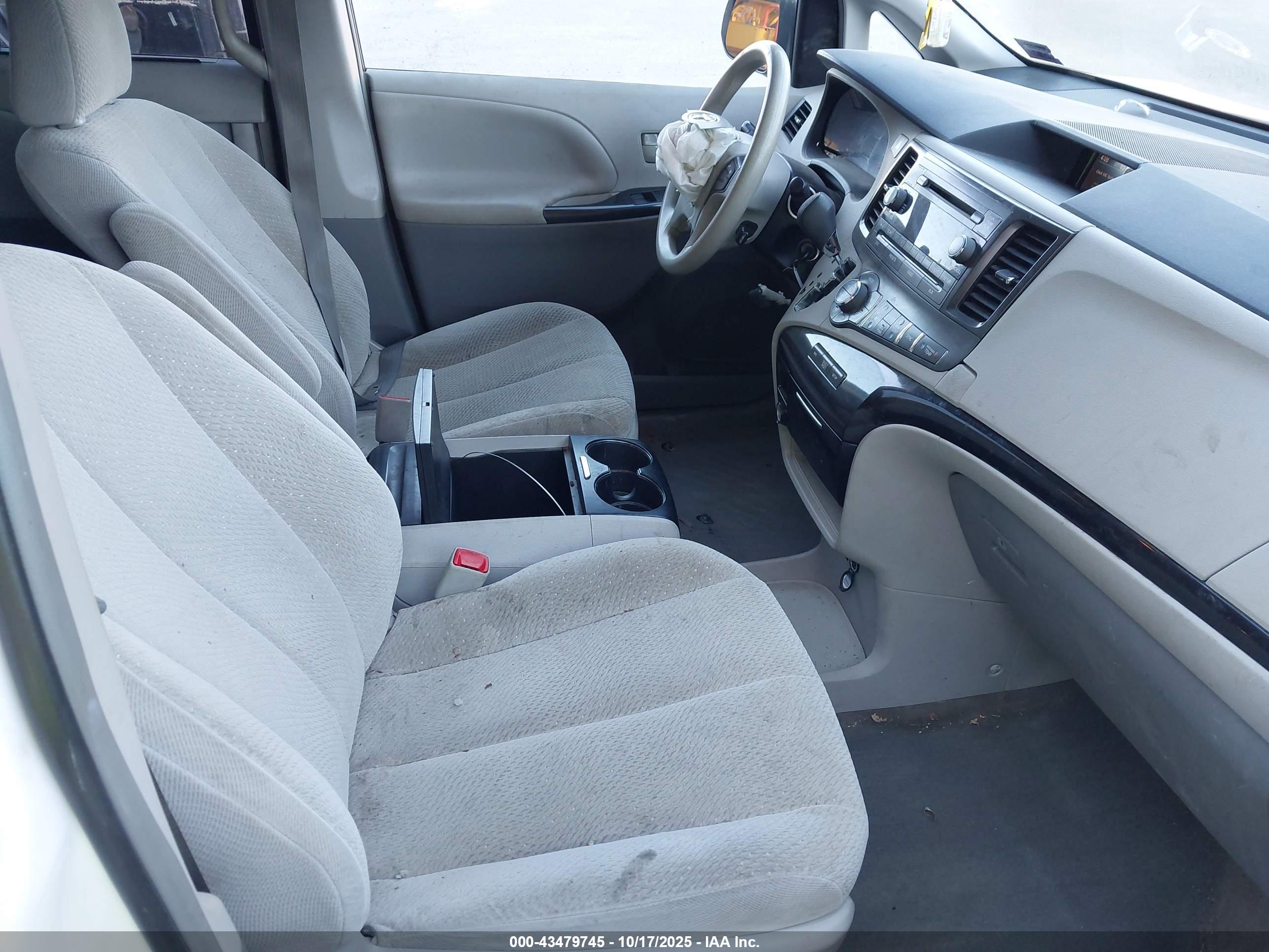 TOYOTA SIENNA image 5