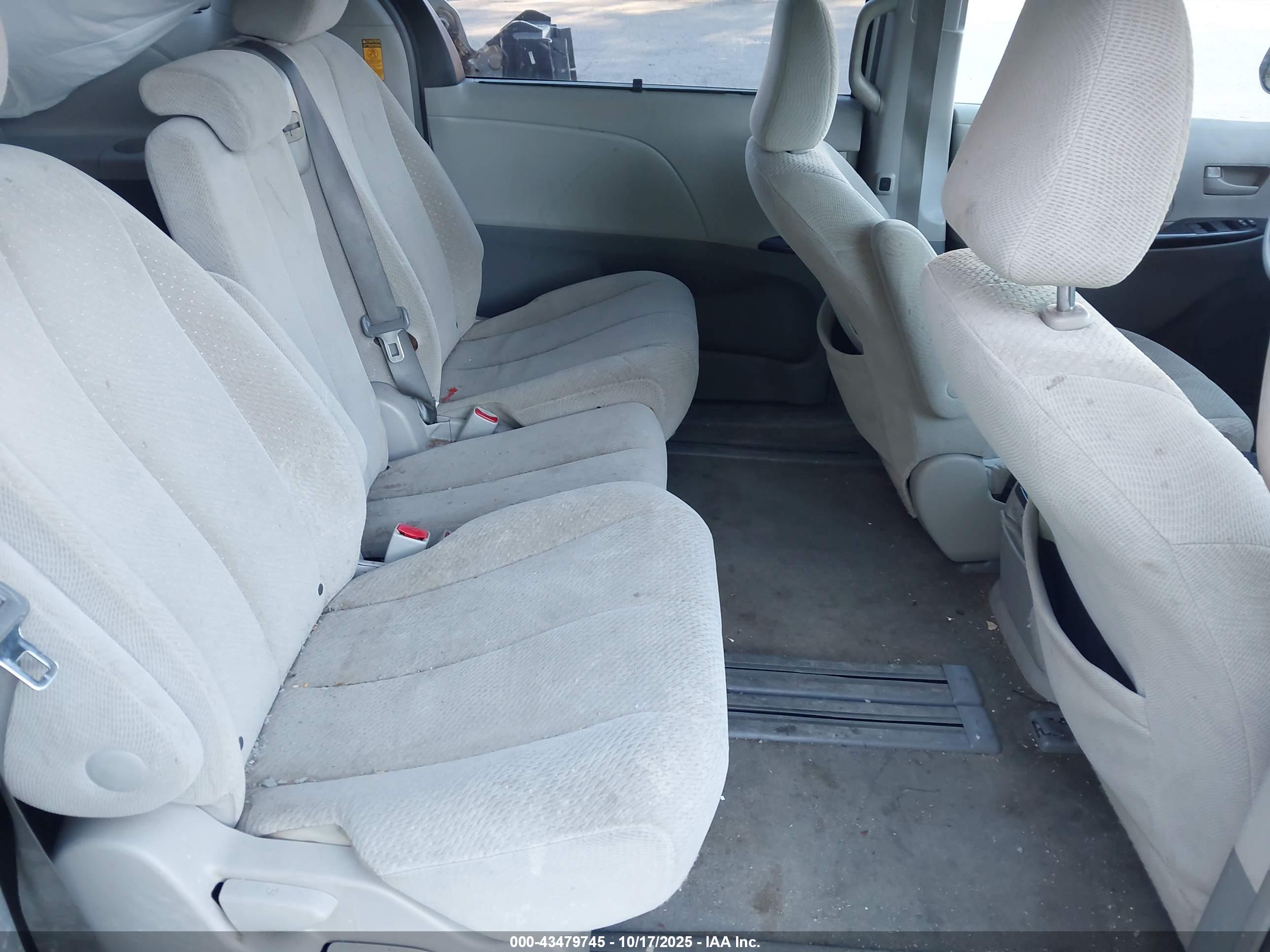 TOYOTA SIENNA image 8