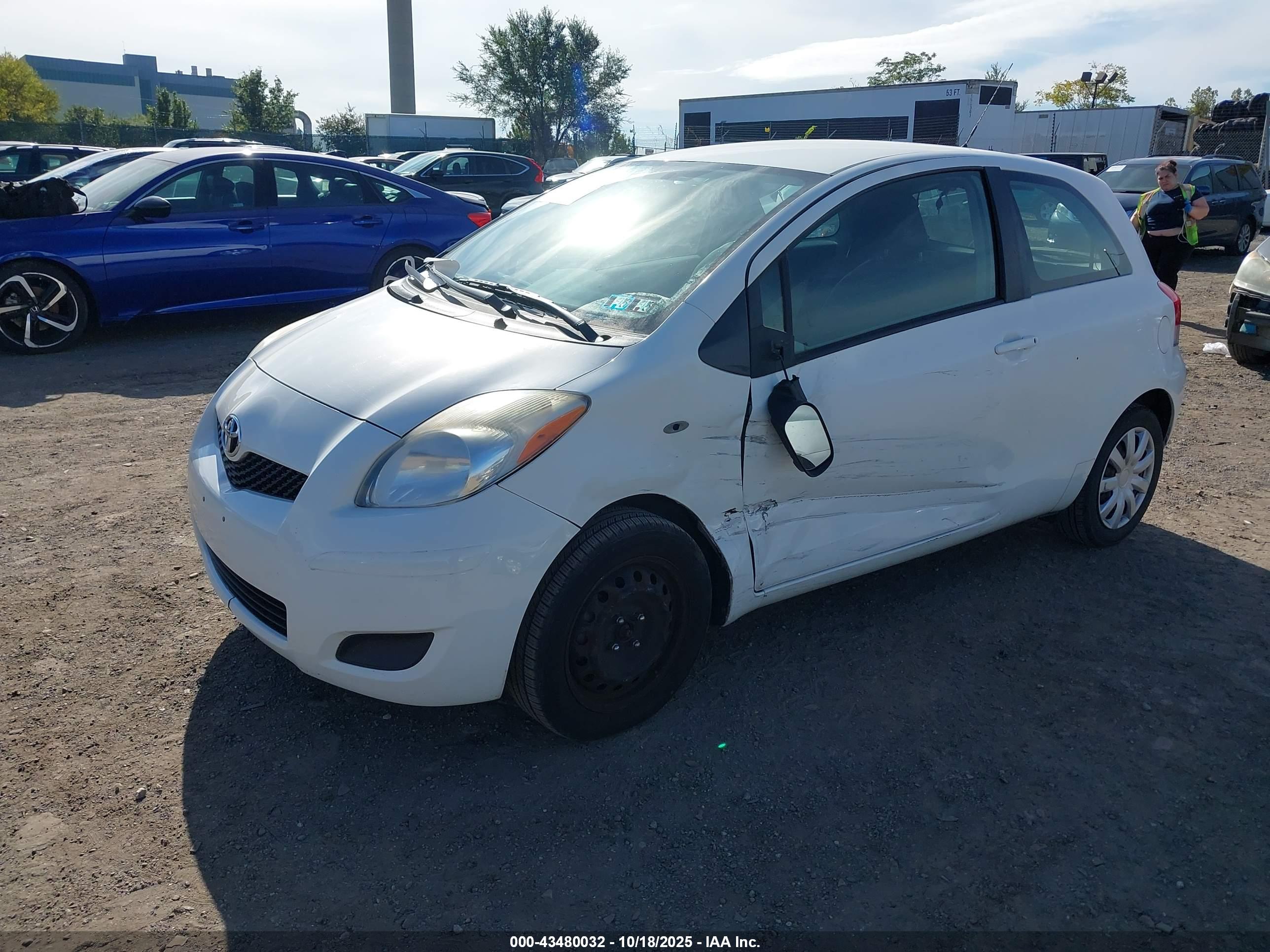 TOYOTA YARIS image 2
