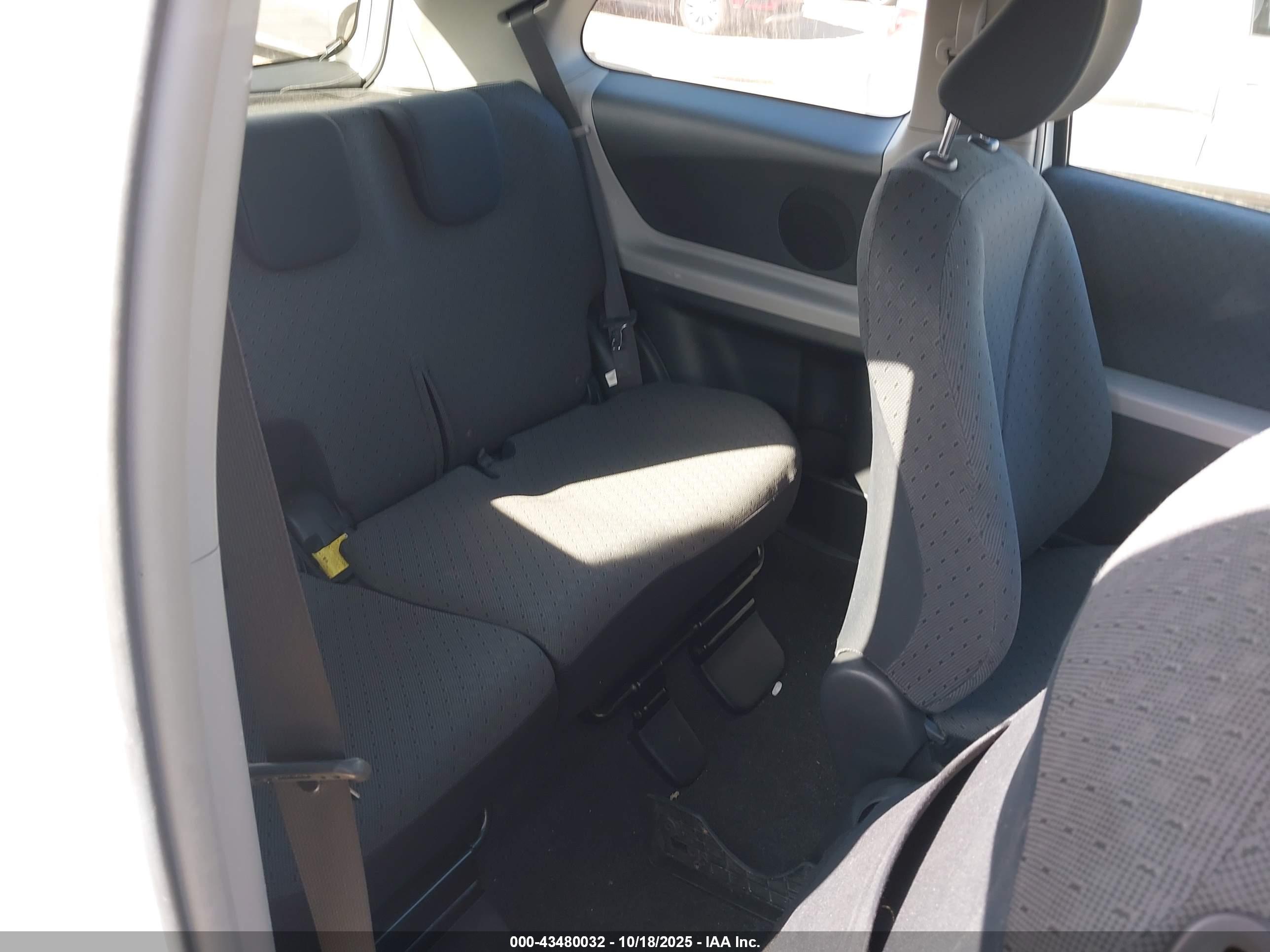 TOYOTA YARIS image 8