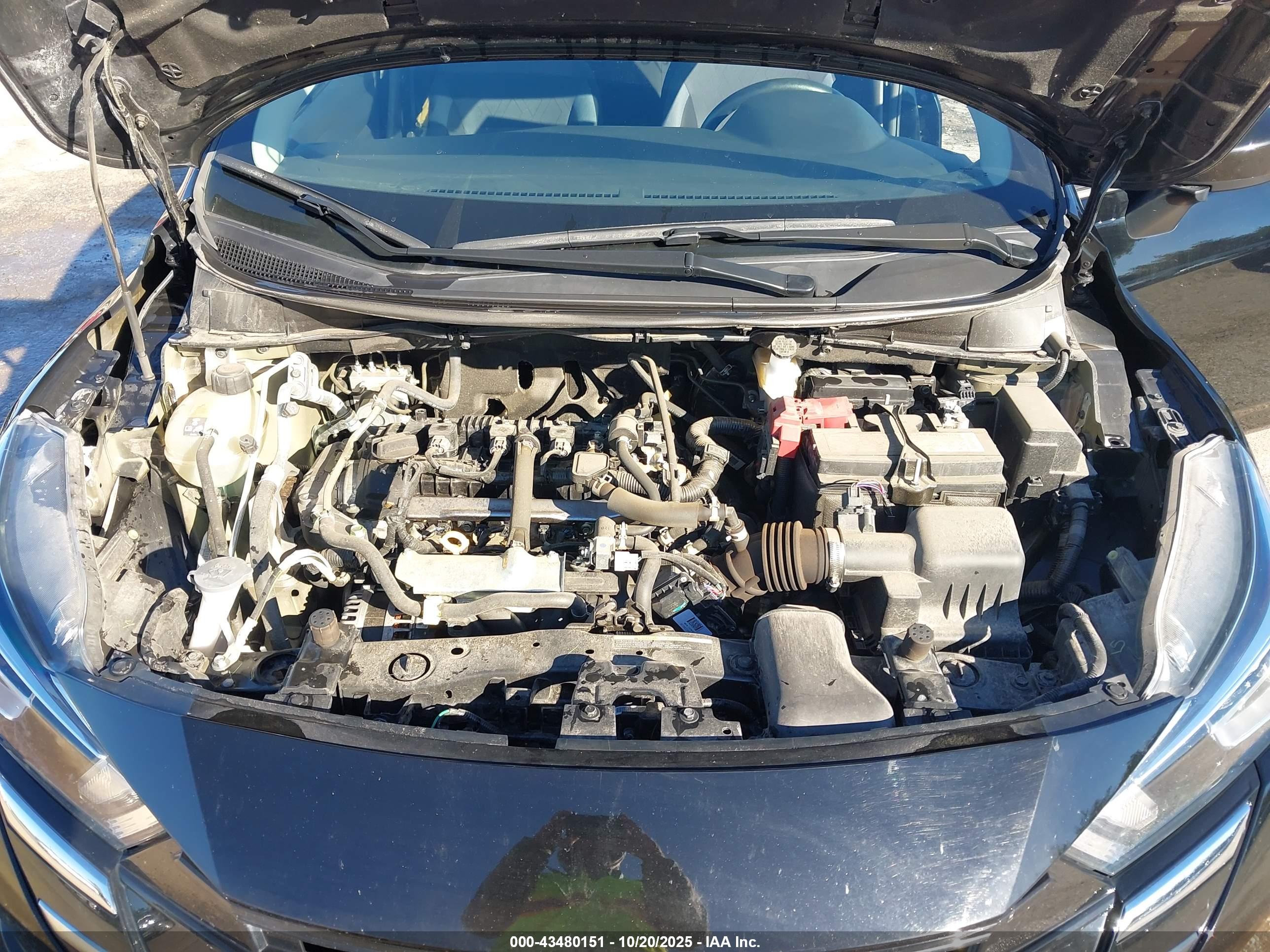 NISSAN VERSA image 10