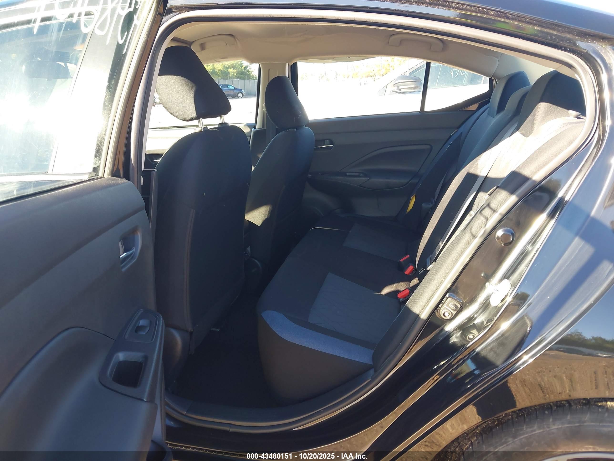 NISSAN VERSA image 8