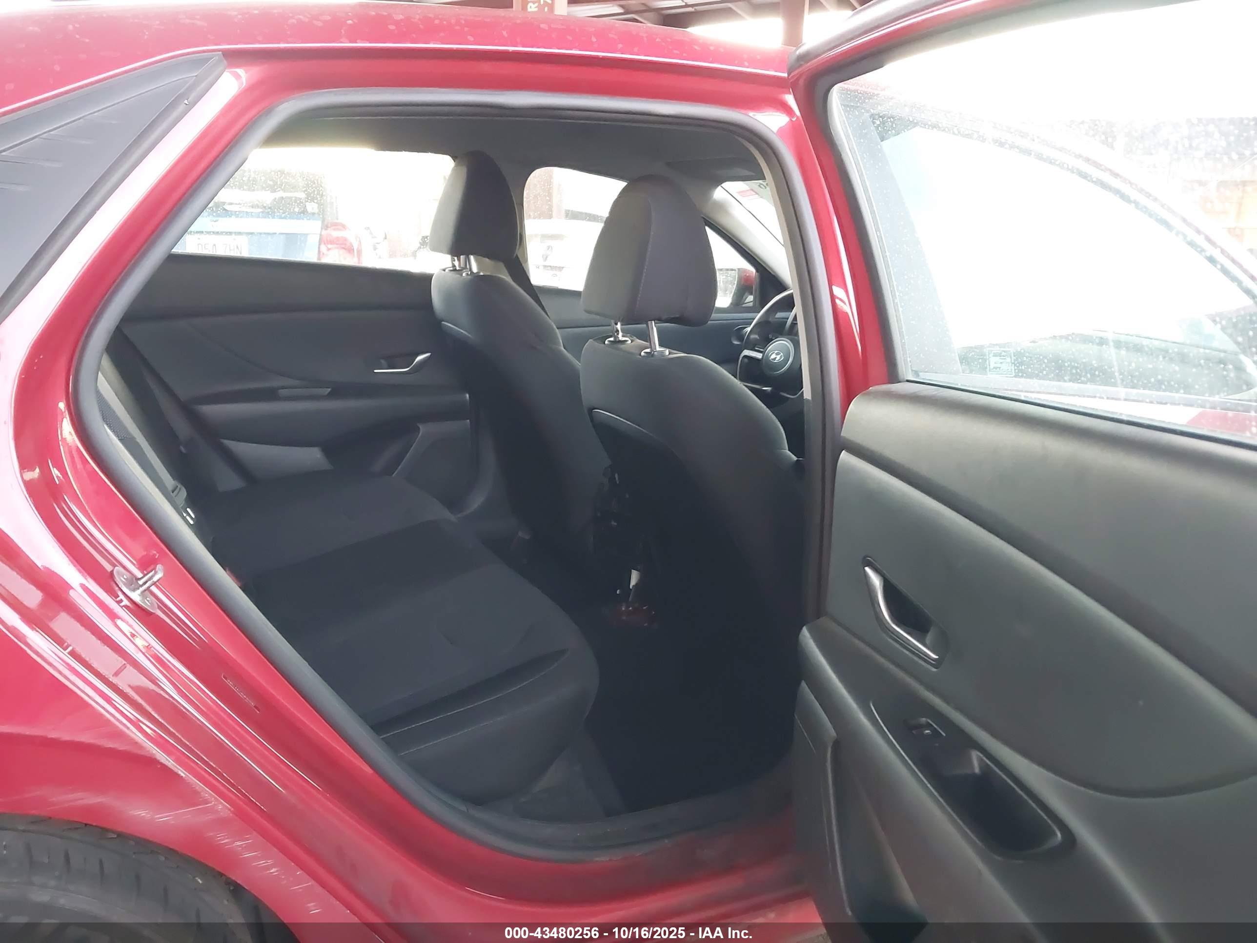 HYUNDAI ELANTRA image 8