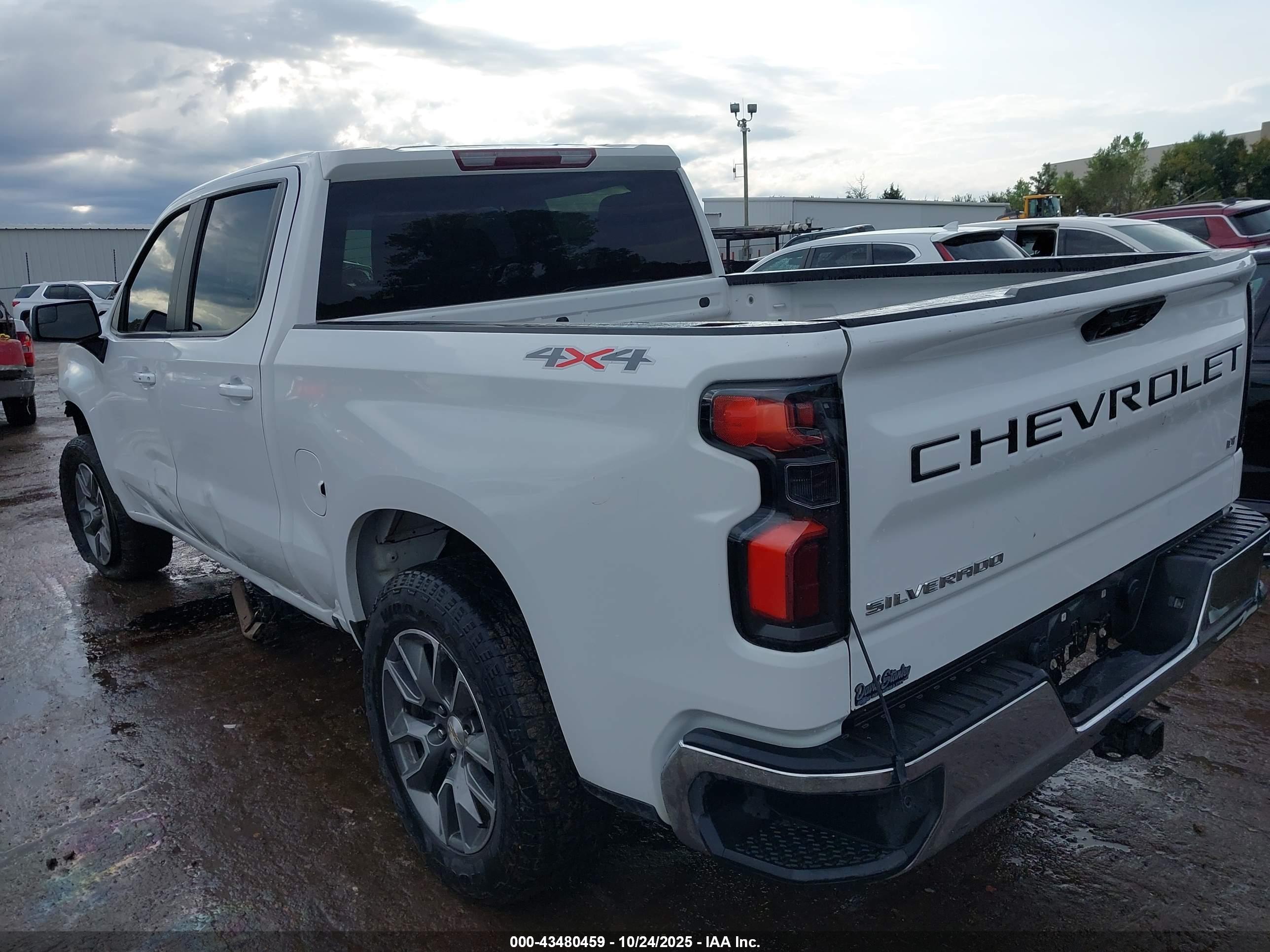 CHEVROLET SILVERADO image 3