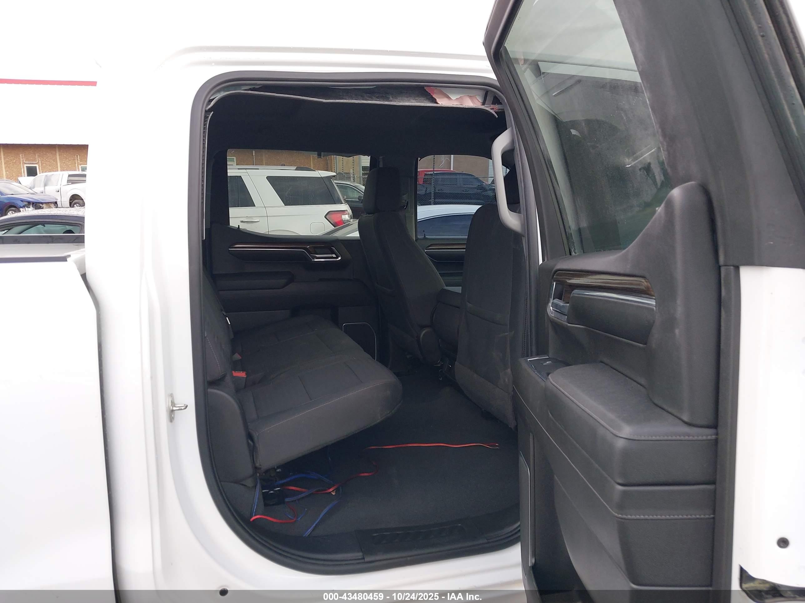 CHEVROLET SILVERADO image 8