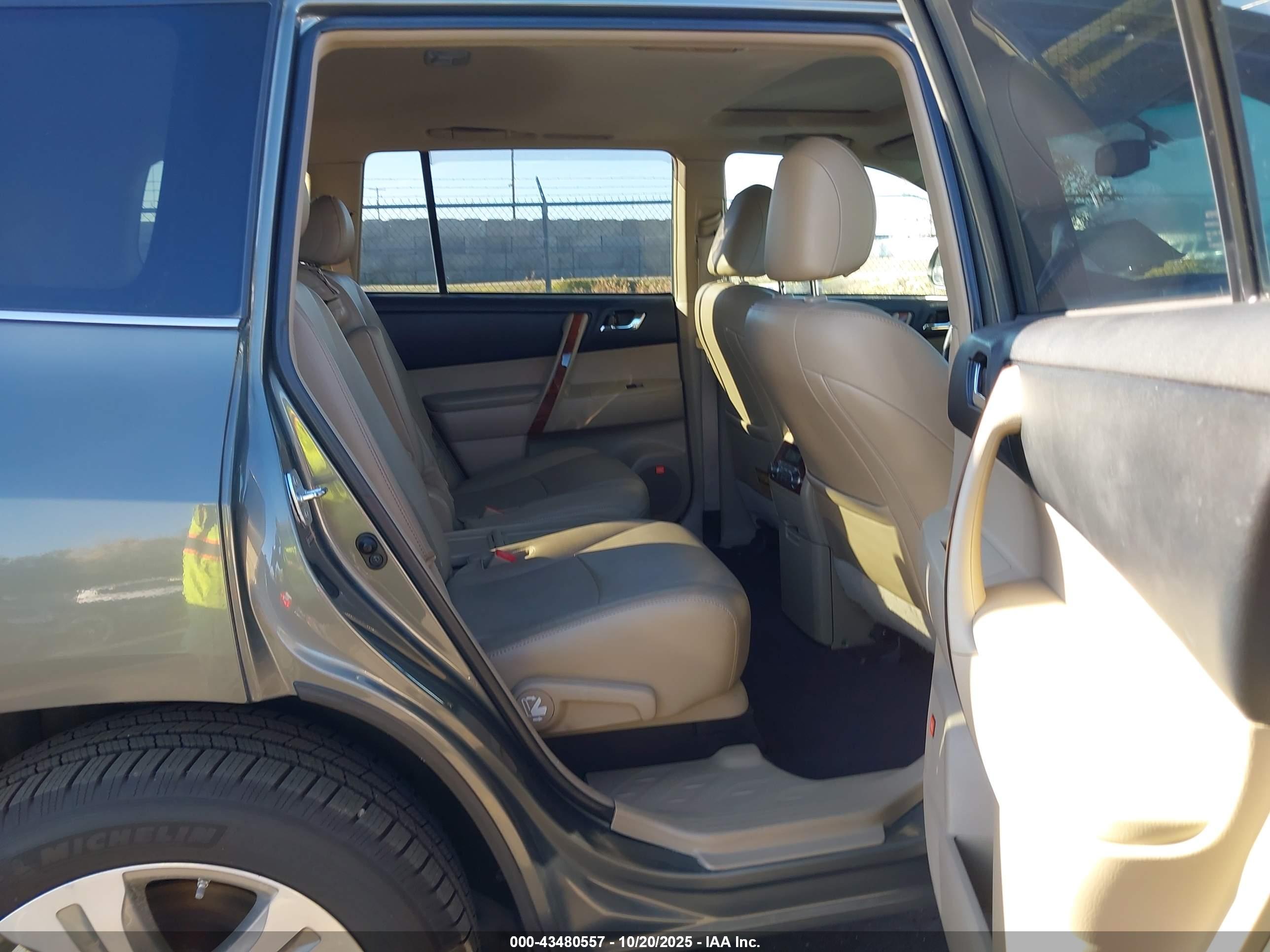 TOYOTA HIGHLANDER image 8