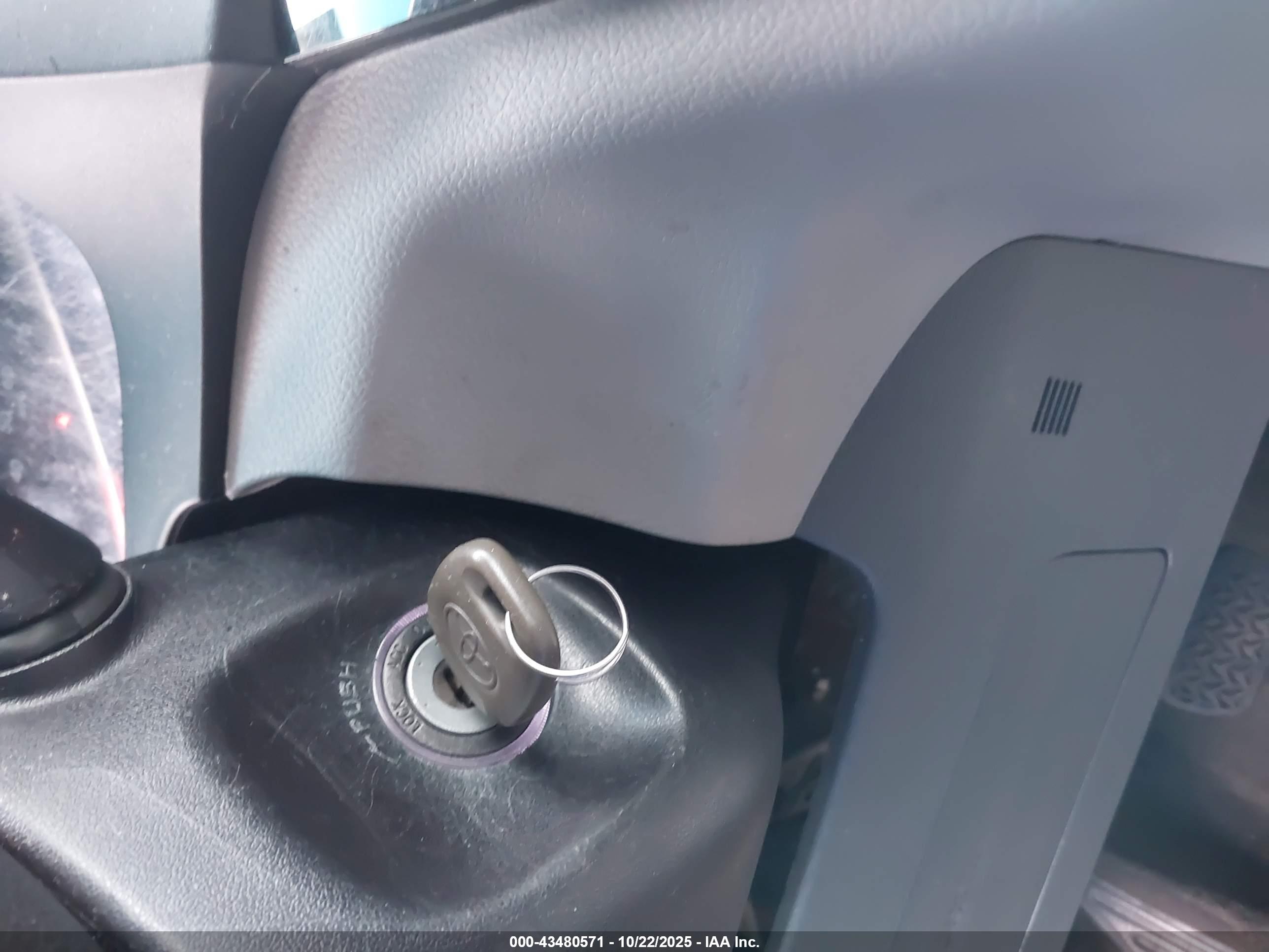 TOYOTA SIENNA image 11