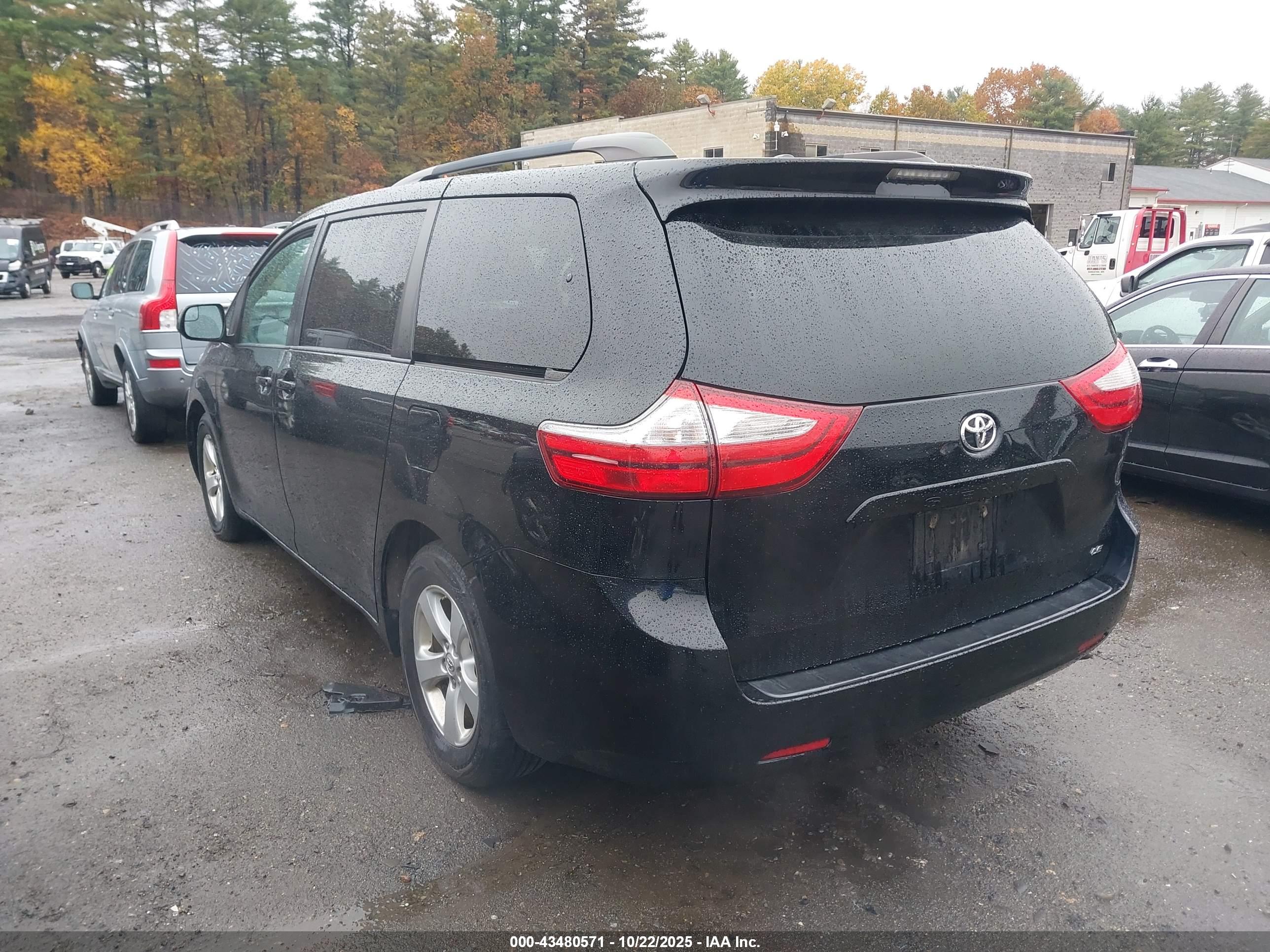 TOYOTA SIENNA image 3