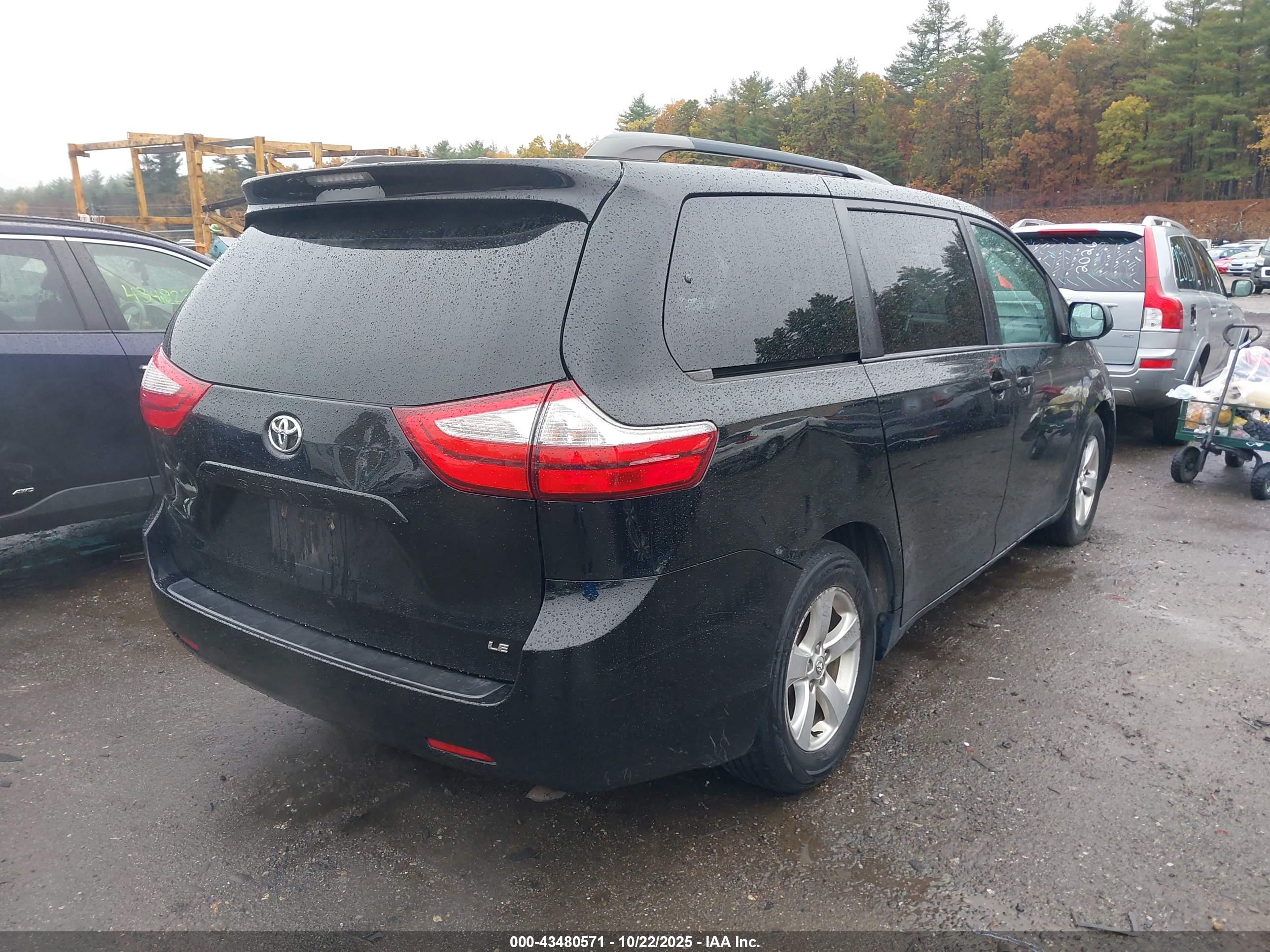 TOYOTA SIENNA image 4